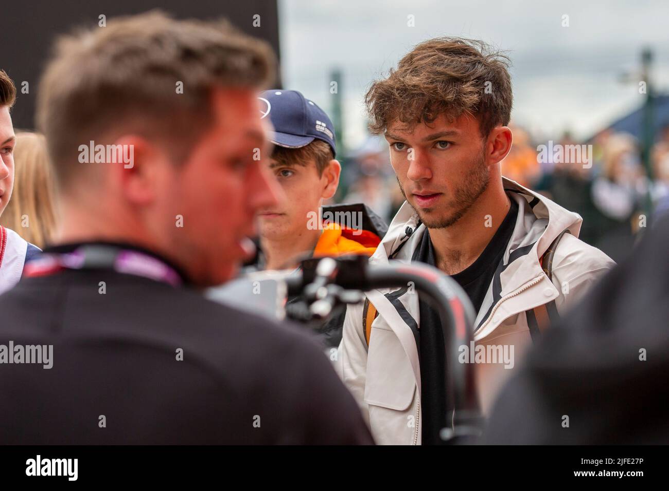 Silverstone, Großbritannien. Silverstone, Großbritannien. 02.. Juli 2022. 2.t. Juli 2022, Silverstone Circuit, Silverstone, Northamptonshire, England: Britischer Grand Prix F1, Qualifying Sessions: Der Scuderia Alpha Tauri-Fahrer Pierre Gasly wird vom Netflix-Team gefilmt.Credit: Action Plus Sports Images/Alamy Live News Credit: Action Plus Sports Images/Alamy Live News Stockfoto