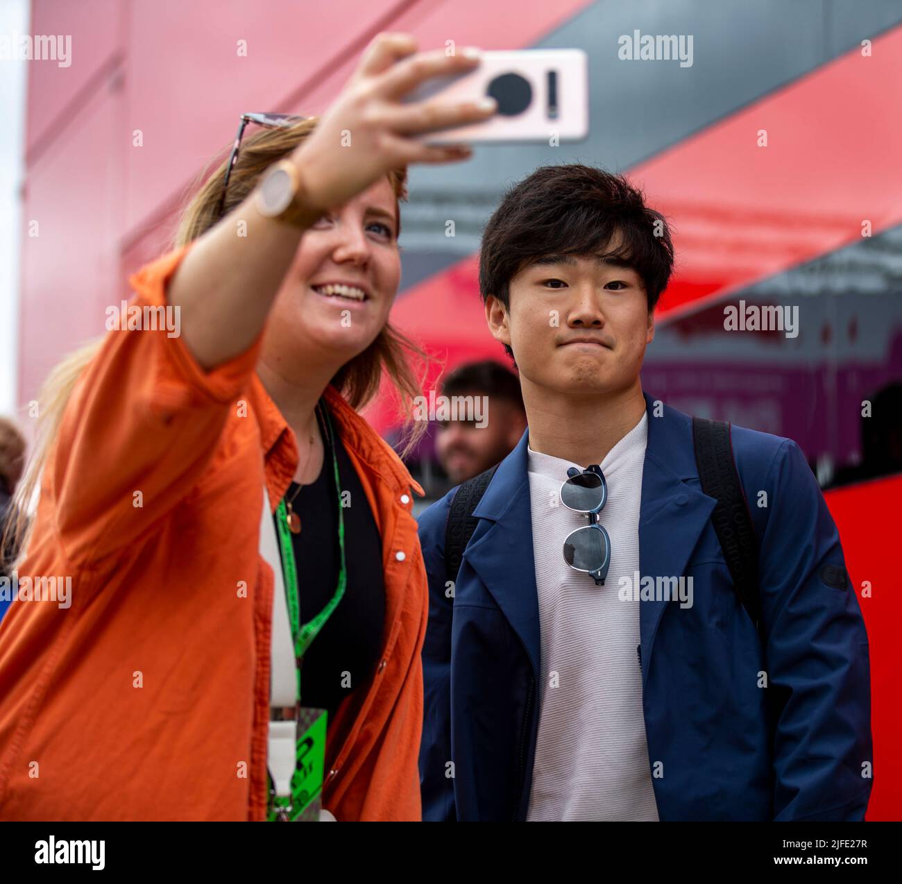Silverstone, Großbritannien. Silverstone, Großbritannien. 02.. Juli 2022. 2.t. Juli 2022, Silverstone Circuit, Silverstone, Northamptonshire, England: Britischer F1 Grand Prix, Qualifying Sessions: Scuderia Alpha Tauri-Fahrer Yuki Tsunoda posiert für ein Selfie Credit: Action Plus Sports Images/Alamy Live News Credit: Action Plus Sports Images/Alamy Live News Stockfoto