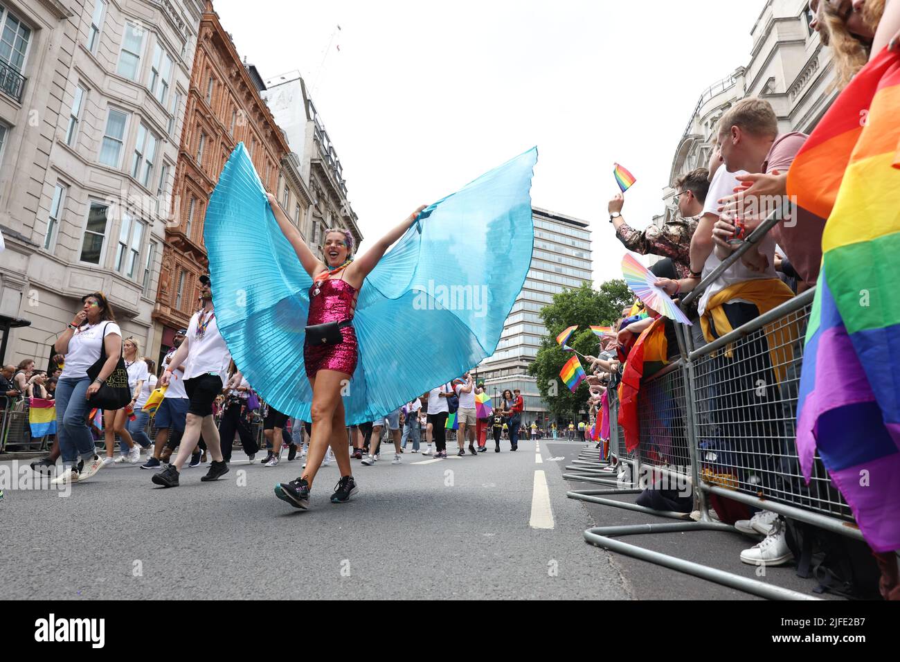 Die Menschen nehmen an der Pride in London Teil. Dieses Jahr ist ein bedeutendes Jahr für die Pride-Bewegung und die LGBT+-Gemeinschaft, die 50 Jahre seit der ersten Pride in Großbritannien gedenken wird. Bilddatum: Samstag, 2. Juli 2022. Stockfoto