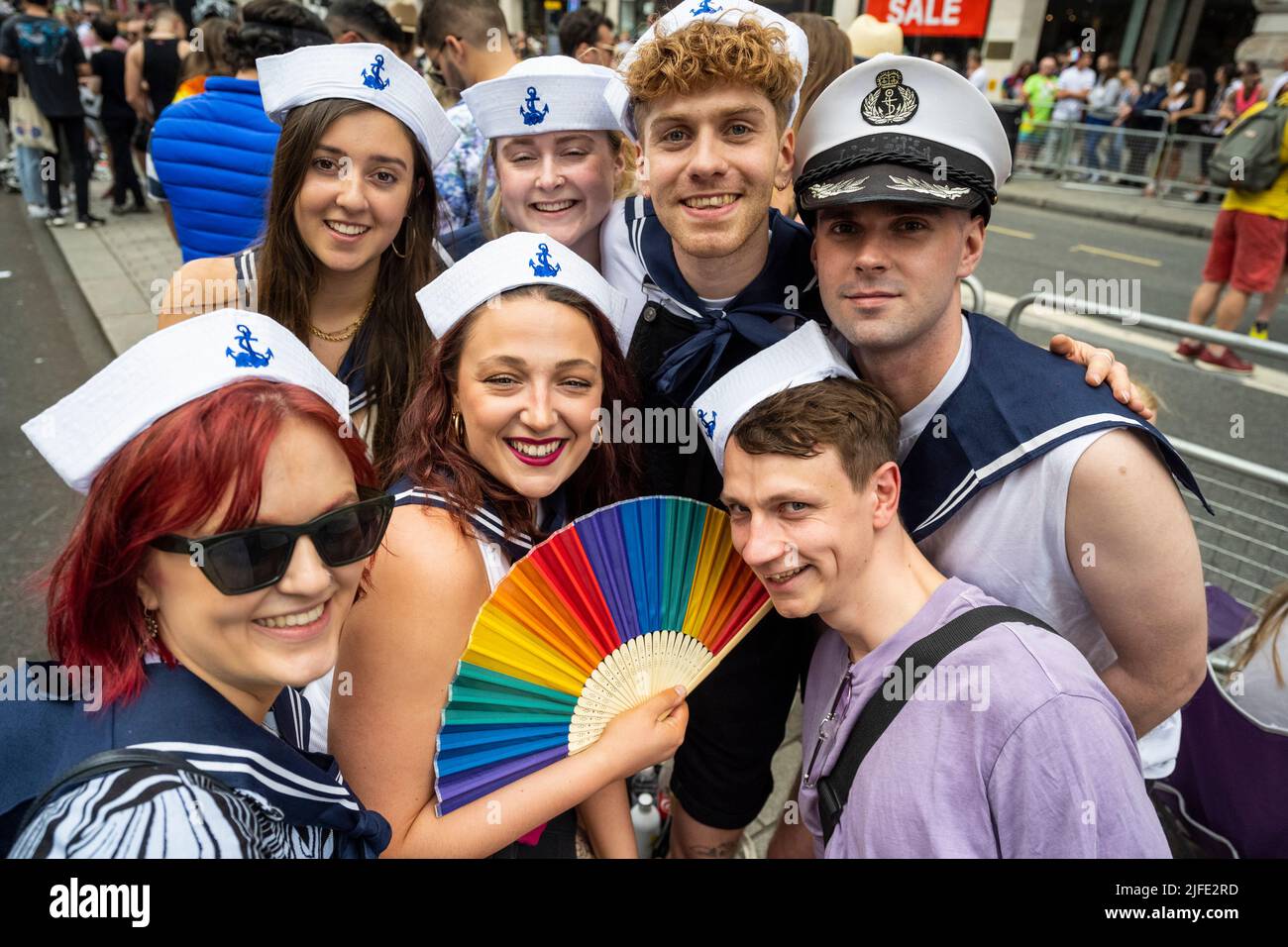 London, Großbritannien. 2. Juli 2022. Menschen auf Piccadilly, die Kleidung mit nautischem Thema tragen, besuchen Pride in London, das nach der Pandemie in die Hauptstadt zurückkehrt. Tausende von Besuchern werden erwartet, die diesjährige Veranstaltung zum 50.. Jubiläum zu besuchen und daran teilzunehmen, die 1972 als Protest begann, um die Aufmerksamkeit der LGBT-Gemeinschaft zu lenken. Die ursprünglichen Organisatoren, die Gay Liberation Front (GLF), haben erklärt, dass Pride in London übermäßig kommerzialisiert und von Unternehmen dominiert wurde. Kredit: Stephen Chung / Alamy Live Nachrichten Stockfoto