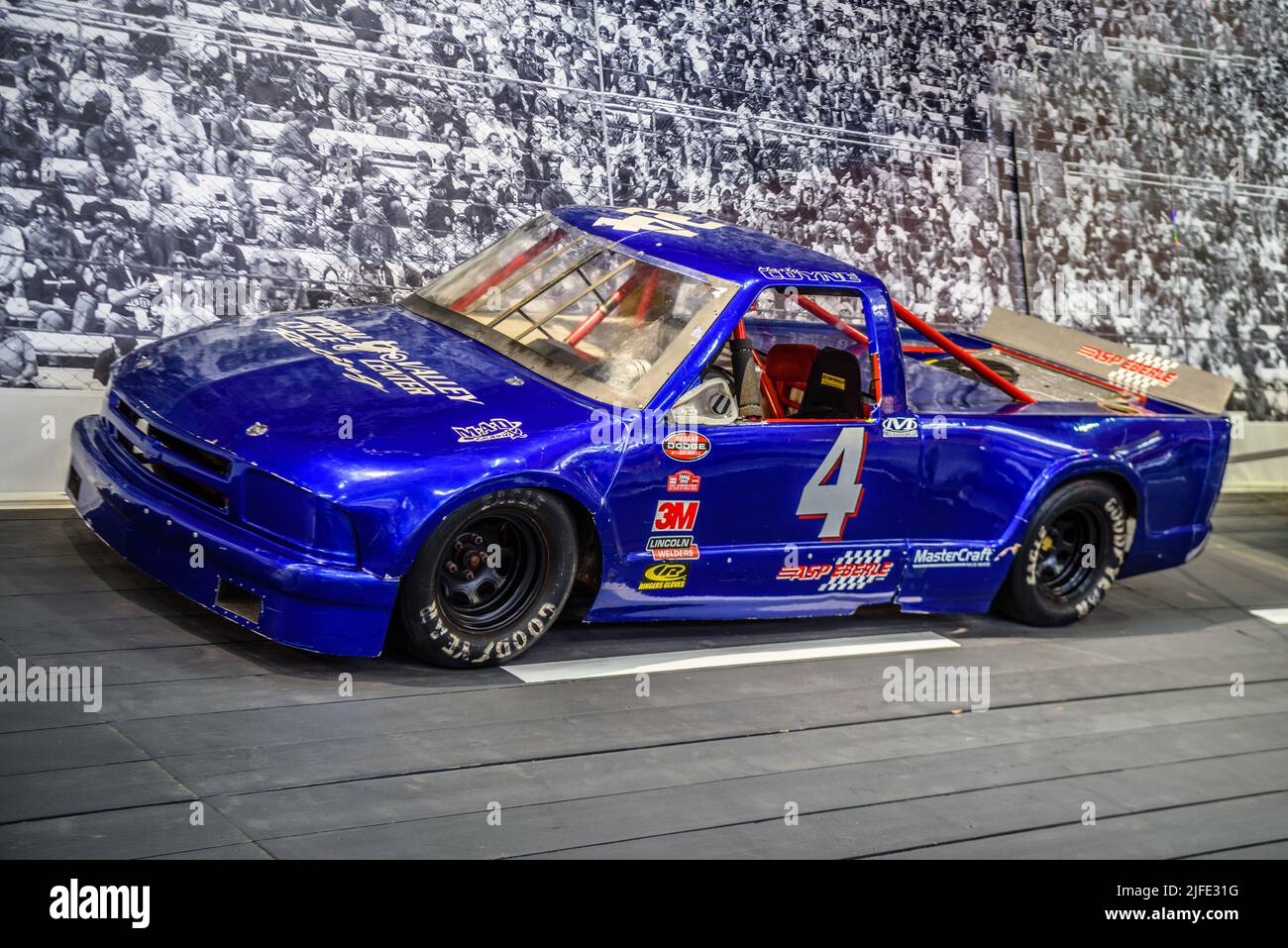 SINSHEIM, DEUTSCHLAND - MAI 2022: Blue Race-Pickup-Truck Chevrolet NASCar. Stockfoto