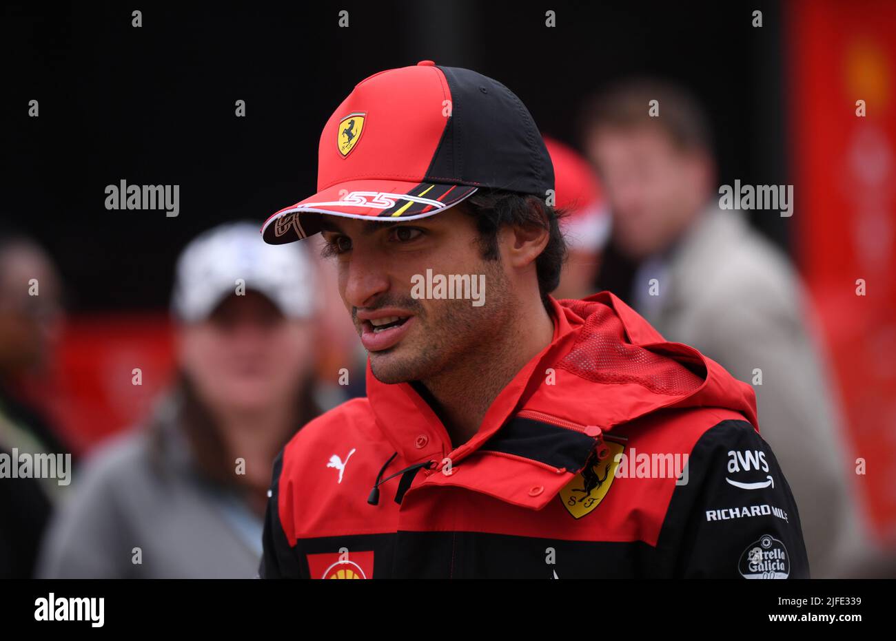 Silverstone, Großbritannien. Silverstone, Großbritannien. 02.. Juli 2022. 2.. Juli 2022, Silverstone Circuit, Silverstone, Northamptonshire, England: Großer Preis von Großbritannien F1, Qualifying-Sessions: Carlos Sainz kommt in Silverstone an Kredit: Action Plus Sports Images/Alamy Live News Kredit: Action Plus Sports Images/Alamy Live News Stockfoto