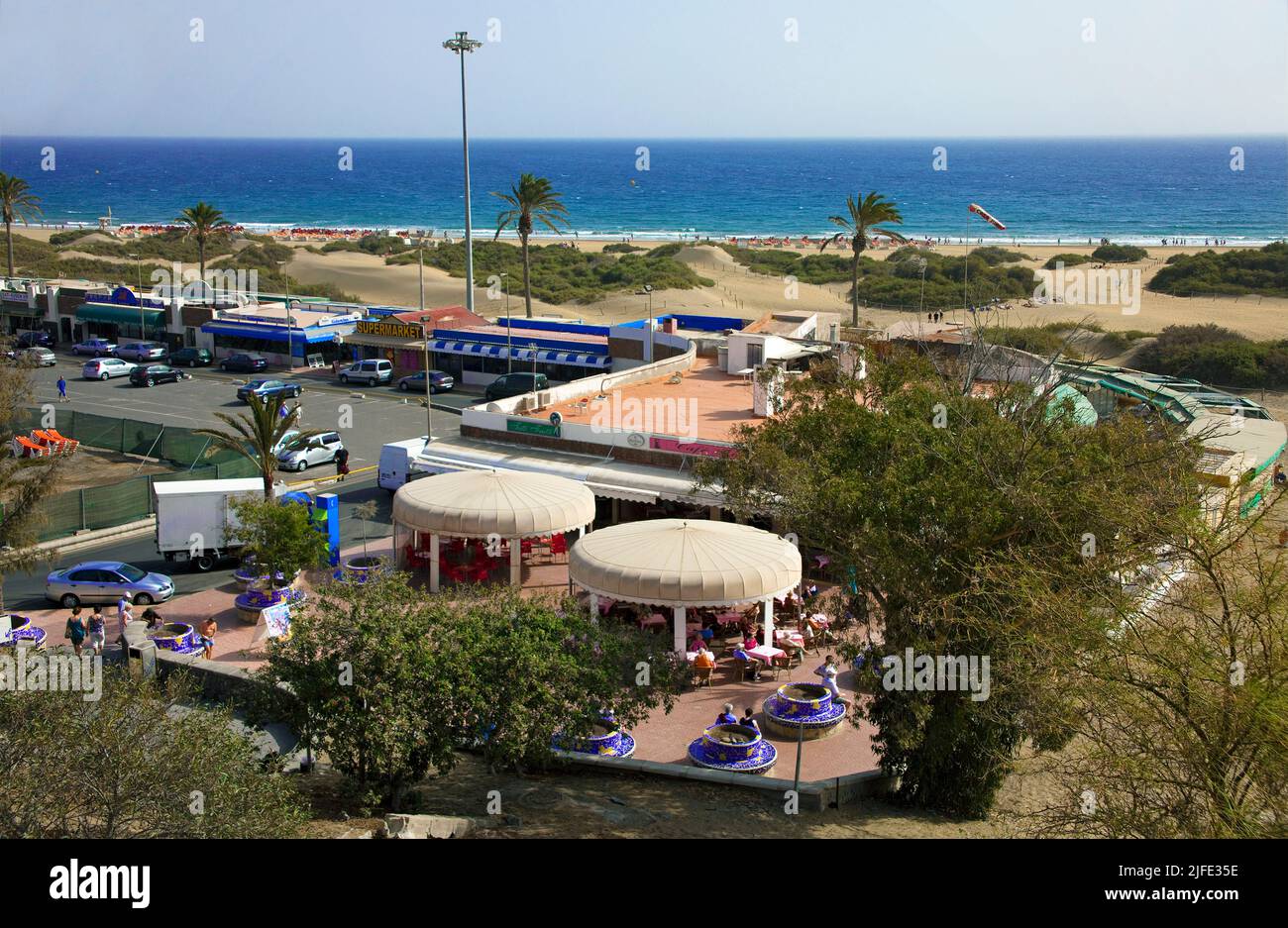 Geschäfte, Bars und Restaurants zwischen den Sanddünen, Strand von Playa del Ingles, Kanarische Inseln, Spanien, Europa Stockfoto