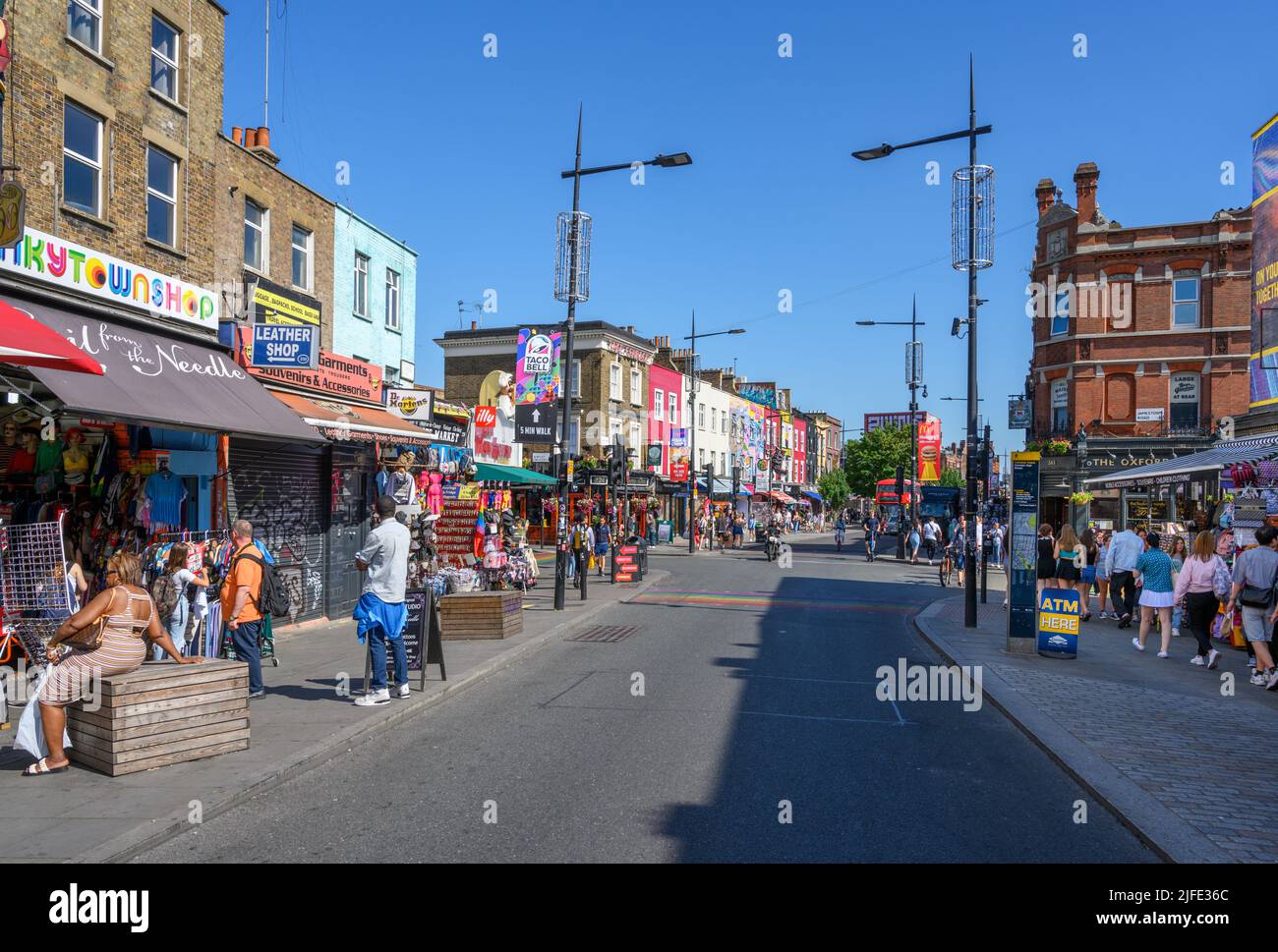 Geschäfte auf der Camden High Street, Camden, London, England, Großbritannien Stockfoto