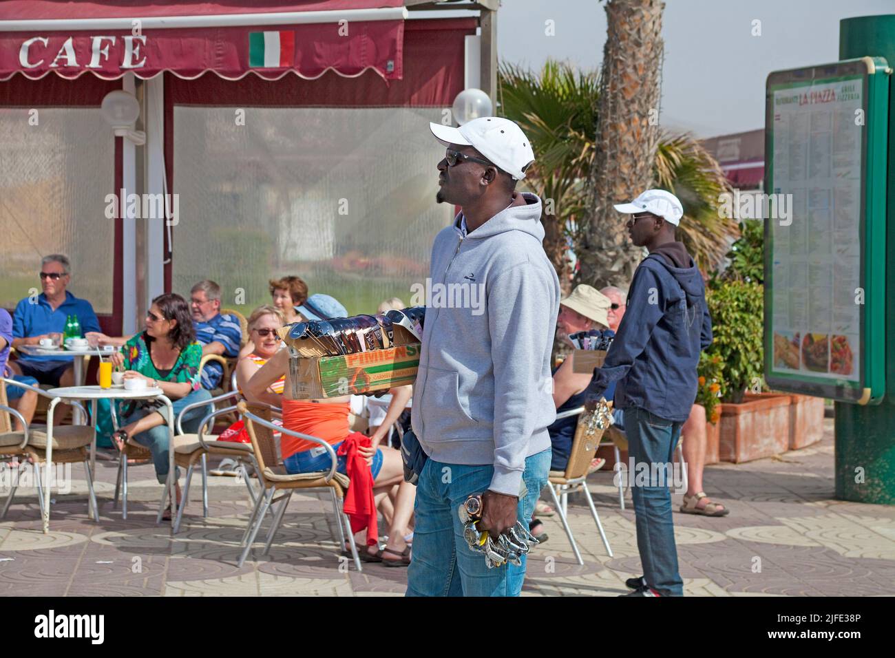 Afrikanische Straßenverkäufer bietet Uhren, Promenade von Playa del Ingles, Grand Canary, Kanarische Inseln, Spanien, Europa Stockfoto