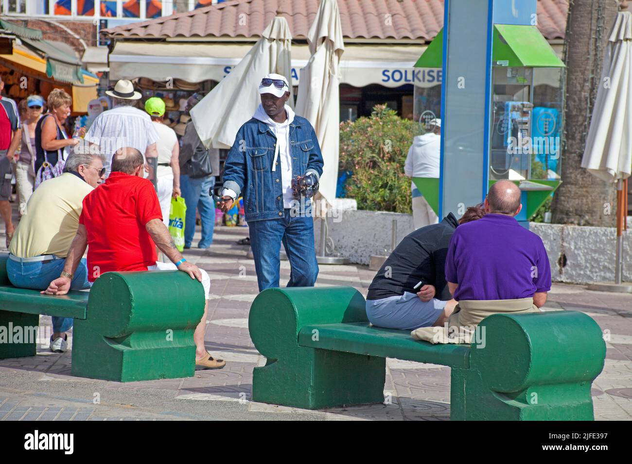 African Street Verkäufer bietet Sonnenbrillen, Promenade von Playa del Ingles, Grand Canary, Kanarische Inseln, Spanien, Europa Stockfoto