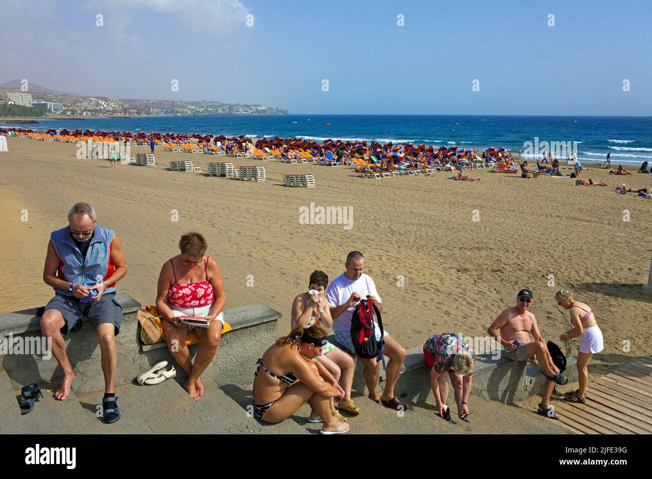 Touristen am Strand von Playa del Ingles, Grand Canary, Kanarische Inseln, Spanien, Europa Stockfoto