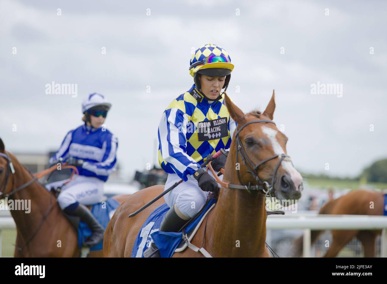 Jockey Jessica Bedi auf Tiger Jet bei York Races. Stockfoto