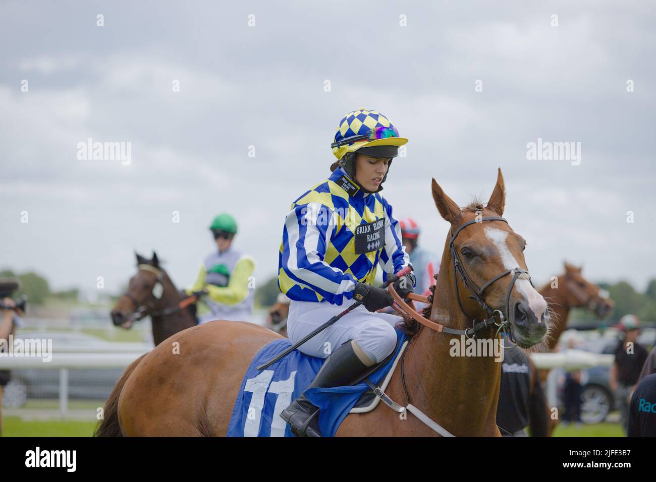 Jockey Jessica Bedi auf Tiger Jet bei York Races. Stockfoto