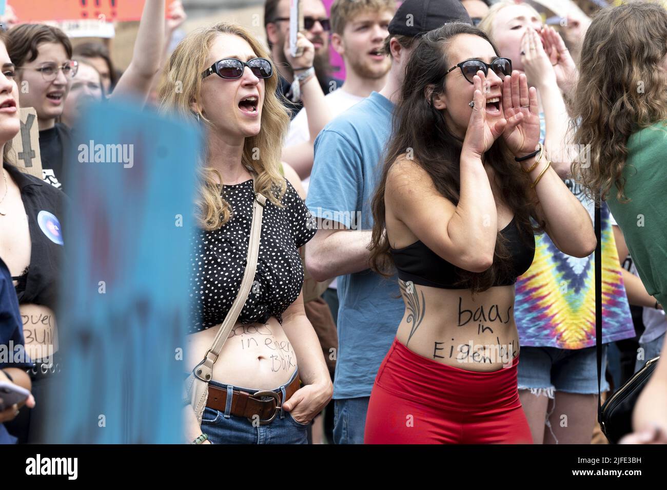 Amsterdam, Niederlande. 02.. Juli 2022. 2022-07-02 12:47:17 AMSTERDAM - Demonstranten auf dem Dam-Platz sprechen sich für das Abtreibungsgesetz im niederländischen Recht aus. Aufgrund der Entscheidung des Obersten Gerichtshofs der Vereinigten Staaten, das verfassungsmäßige Recht auf Abtreibung zu beenden, steht das Thema in den Niederlanden erneut im Rampenlicht. ANP EVERT ELZINGA netherlands Out - belgium Out Credit: ANP/Alamy Live News Stockfoto