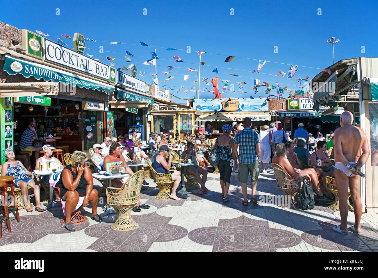 Geschäfte, Bars und Restaurants an der Strandpromenade, Playa del Ingles, Gran Canaria, Kanarische Inseln, Spanien, Europa | Geschäfte, Bars und Restaurants a Stockfoto