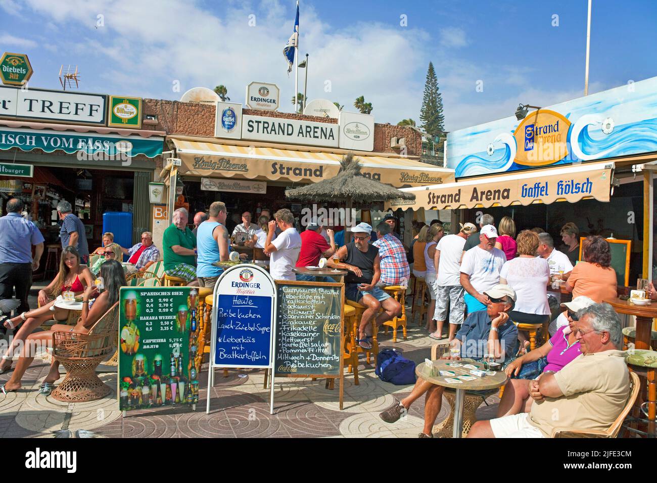 Geschäfte, Bars und Restaurants an der Strandpromenade, Playa del Ingles, Grand Canary, Kanarische Inseln, Spanien, Europa Stockfoto