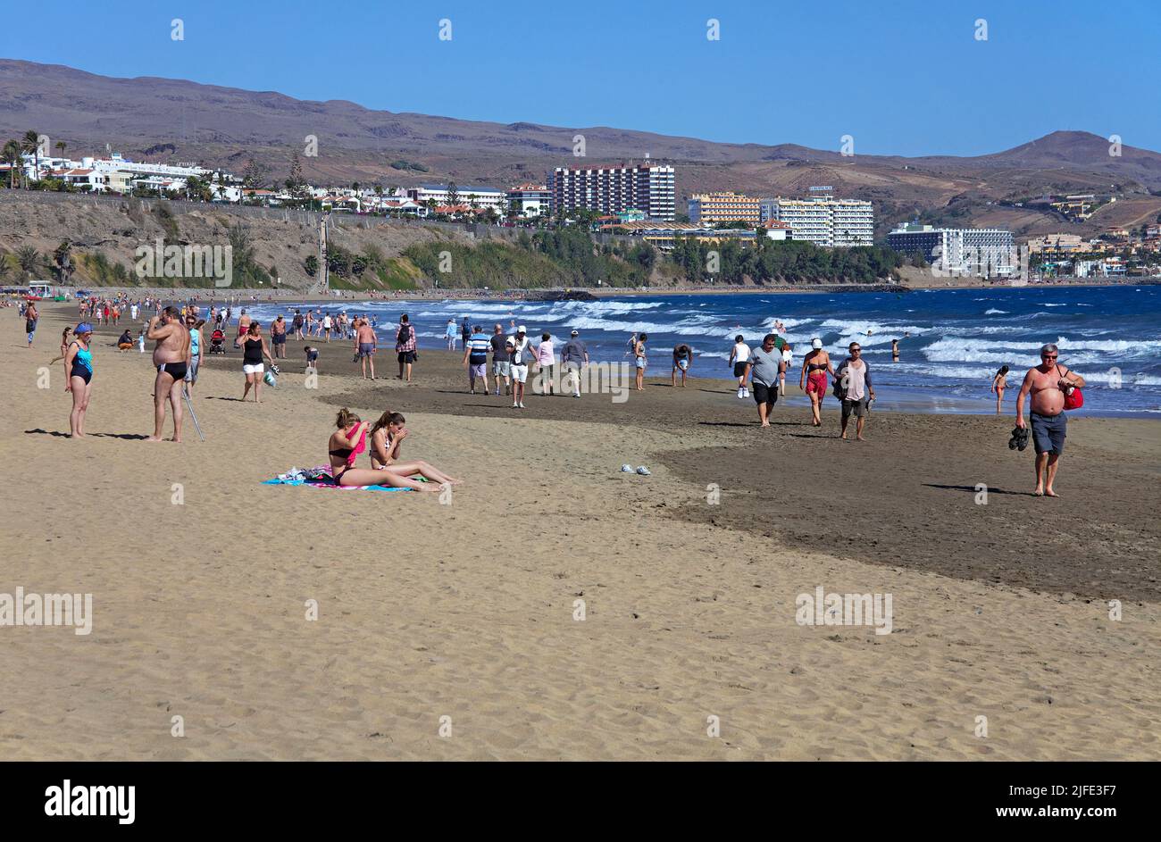 Touristen am Strand von Playa del Ingles, Grand Canary, Kanarische Inseln, Spanien, Europa Stockfoto