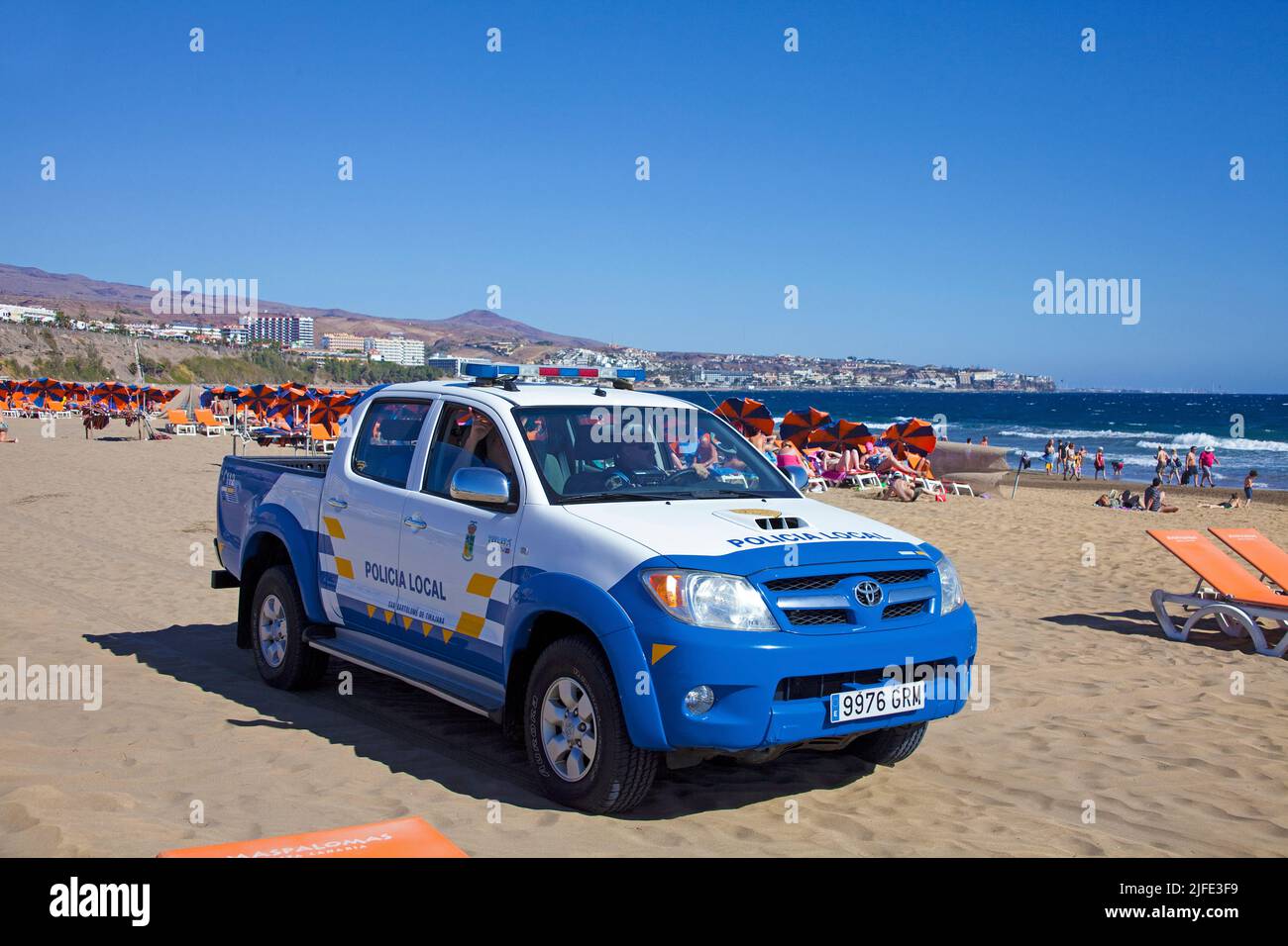 Polizeiauto patrouilliert am Strand von Playa del Ingles, Grand Canary, Kanarische Inseln, Spanien, Europa Stockfoto