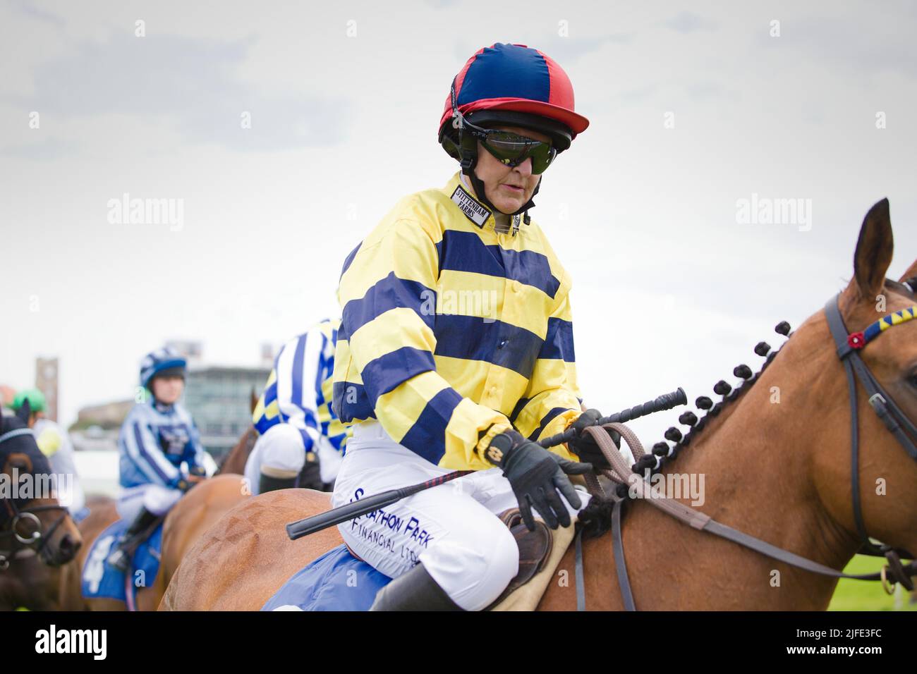 Jockey Serena Brotherton beim Start der York Races. Stockfoto