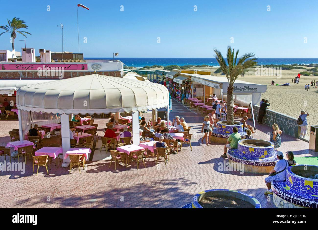 Geschäfte, Bars und Restaurants zwischen den Sanddünen, Strand von Playa del Ingles, Kanarische Inseln, Spanien, Europa Stockfoto