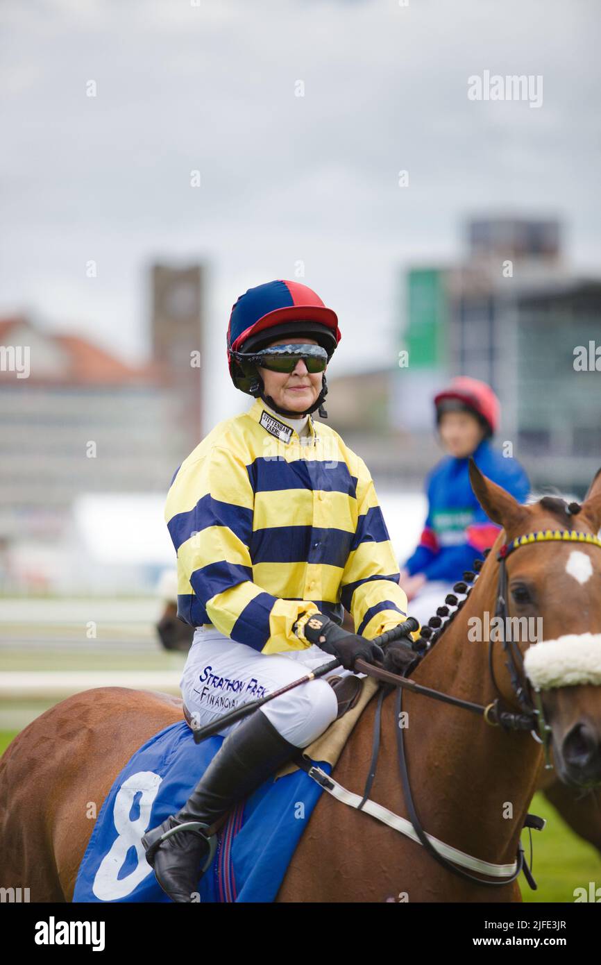 Jockey Serena Brotherton beim Start der York Races. Stockfoto