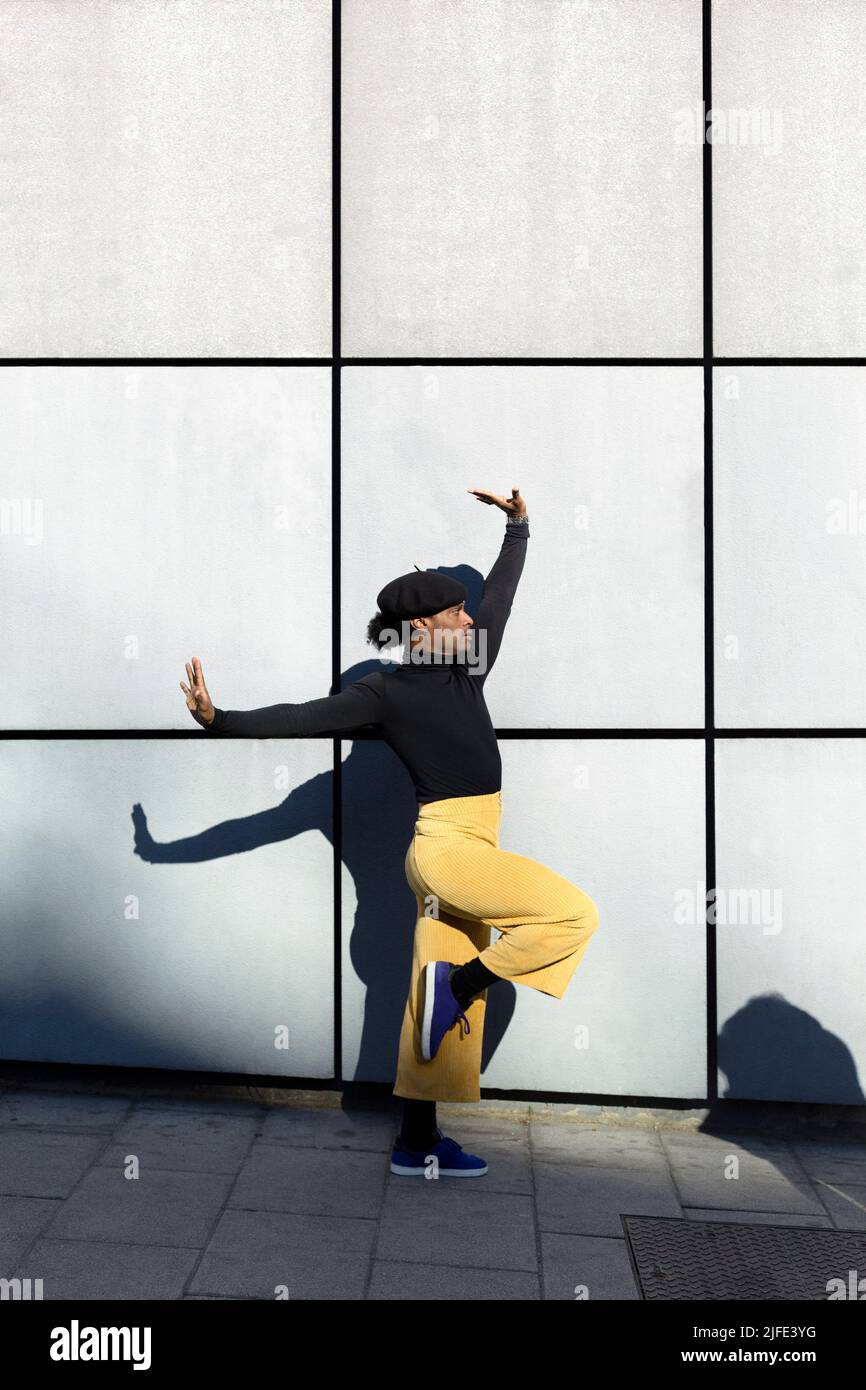 Junger erwachsener afroamerikanischer Mann, der auf der Straße tanzt. Retro-Look. Urbane Lebensart. Platz für Text. Stockfoto