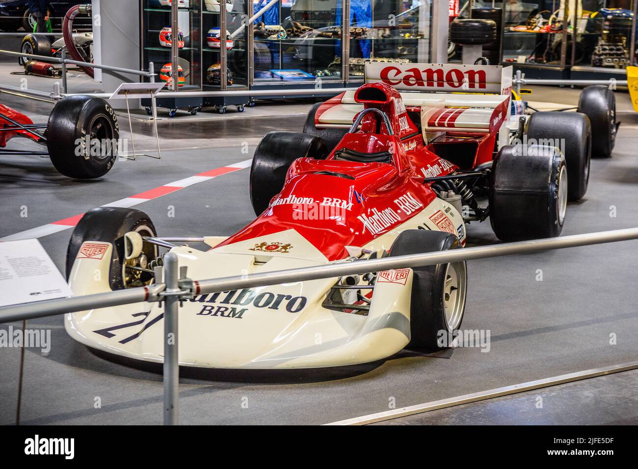 SINSHEIM, DEUTSCHLAND - MAI 2022: Weiß-roter BRM P 160 E Rennwagen 1972 Stockfoto
