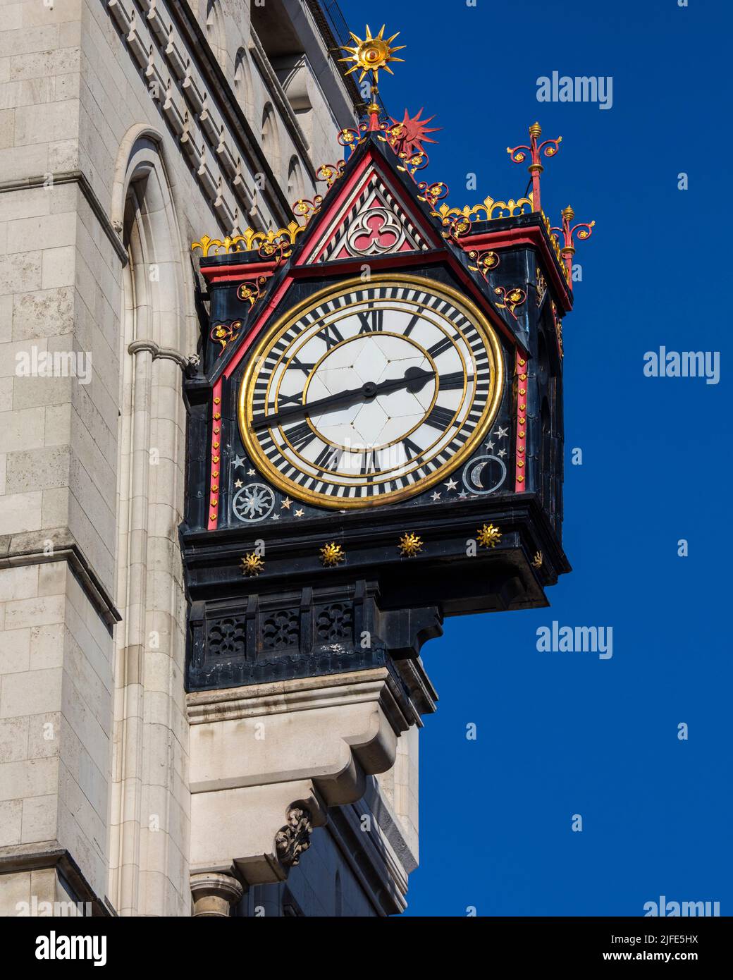 London, Großbritannien - 17. 2022. März: Nahaufnahme der prunkvollen Uhr an der Außenseite des Royal Courts of Justice on the Strand im Zentrum von London, Großbritannien. Stockfoto