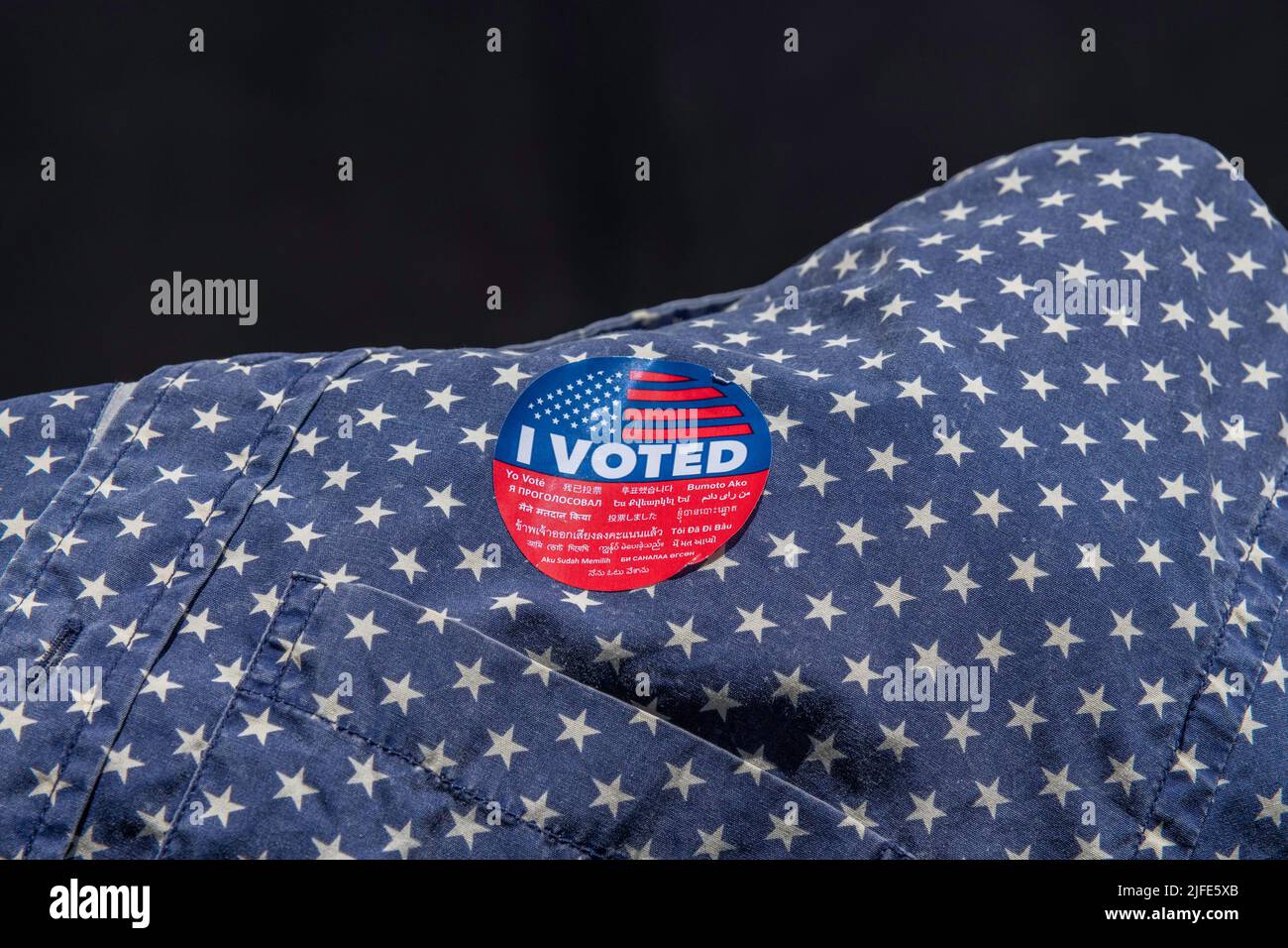 Nahaufnahme eines Hemdes mit weißen Sternen und einem Sticker auf der Vorderseite, für den ich gestimmt habe. Stockfoto