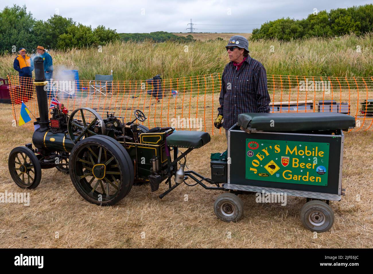 Chickerell, Weymouth, Dorset, Großbritannien. 2.. Juli 2022. Am ersten Tag der Chickerell Steam & Vintage Show werden Besucher nach Chickerell kommen. Die Veranstaltung am Wochenende bietet Dampfmaschinen, Oldtimer, Stände, Displays und vieles mehr. Quelle: Carolyn Jenkins/Alamy Live News Stockfoto