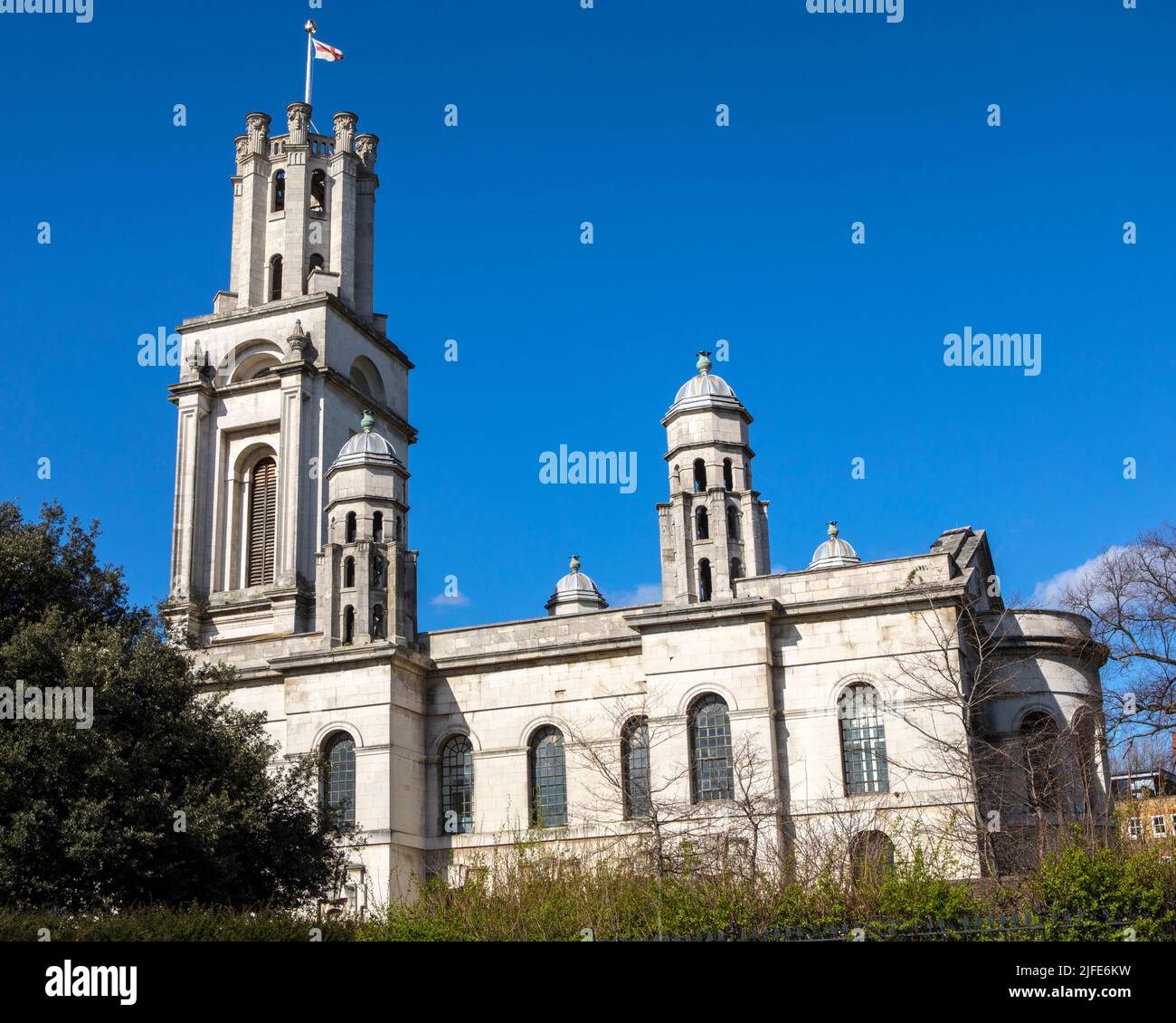 London, Großbritannien - 17. 2022. März: Der wunderschöne Turm von St. George in der East Church in Shadwell, East London, Großbritannien. Es ist eine von 6 Kirchen in London BU Stockfoto