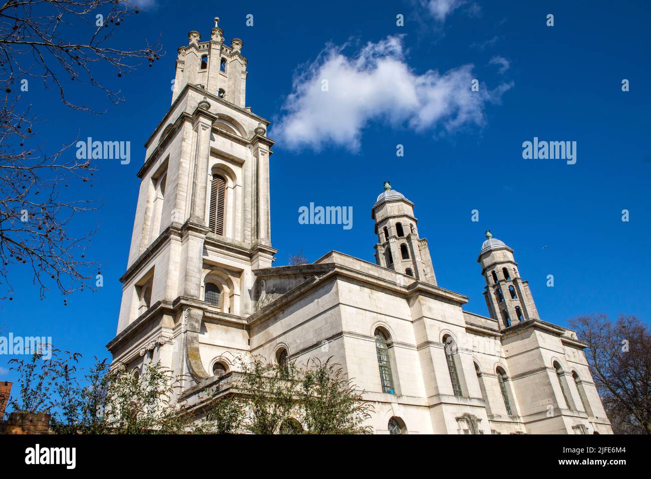 London, Großbritannien - 17. 2022. März: Die wunderschöne St. George Kirche in der East Church in Shadwell, East London, Großbritannien. Es ist eine von 6 Kirchen in London, die von Ni gebaut wurde Stockfoto