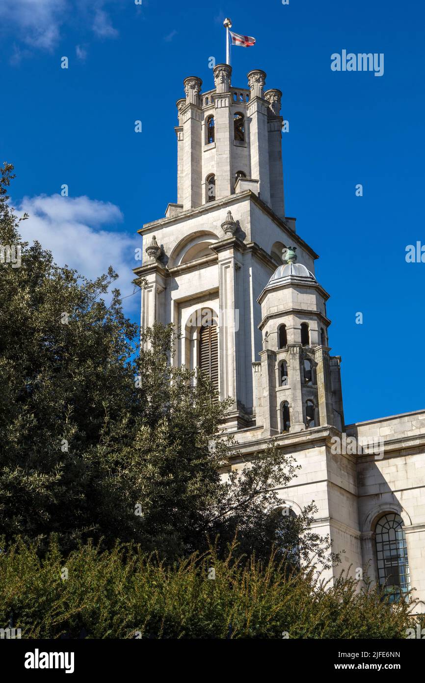 London, Großbritannien - 17. 2022. März: Der wunderschöne Turm von St. George in der East Church in Shadwell, East London, Großbritannien. Es ist eine von 6 Kirchen in London BU Stockfoto