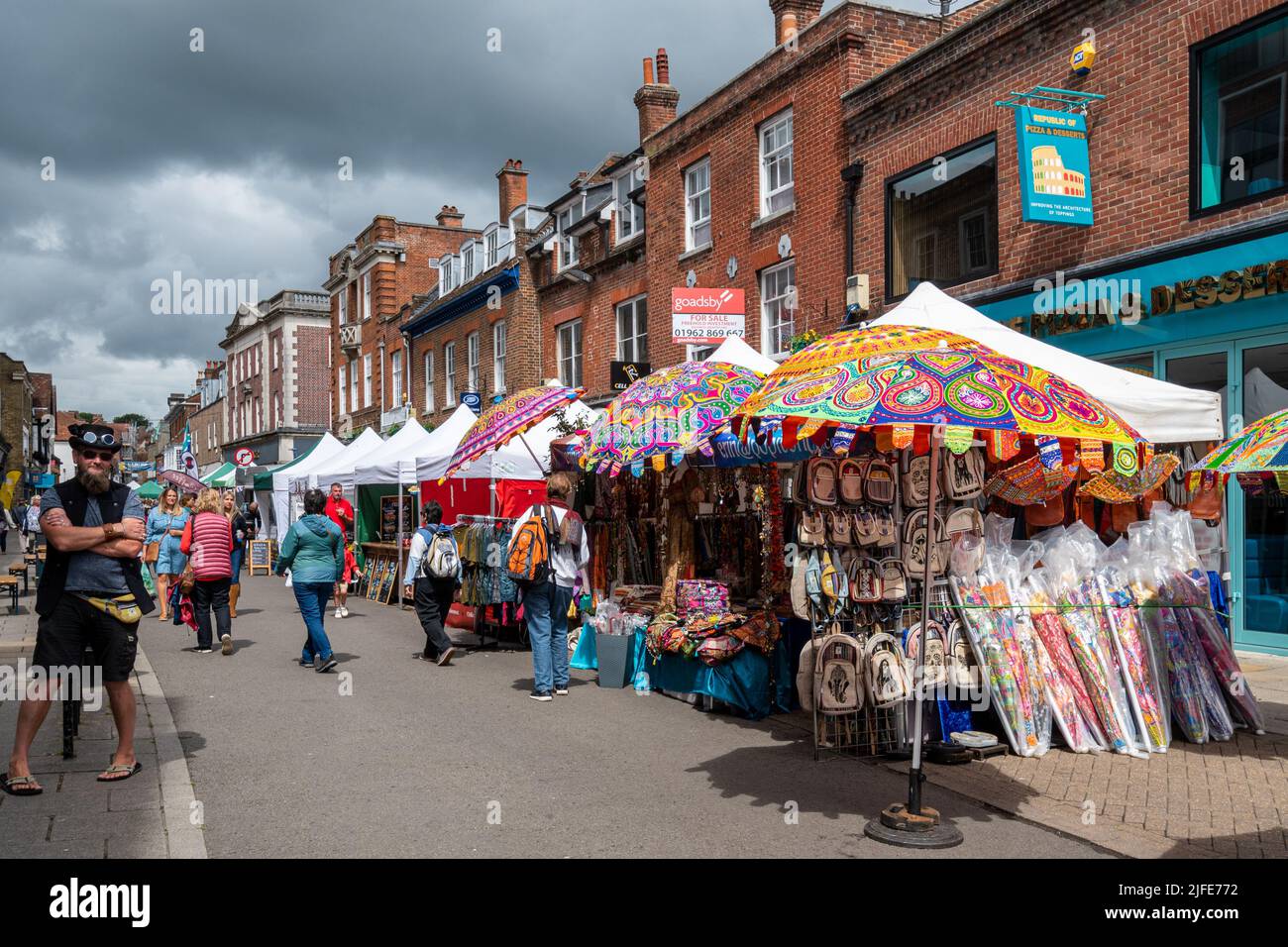 Farbenfroher Straßenmarkt in Winchester High Street, Hampshire, England, Großbritannien Stockfoto