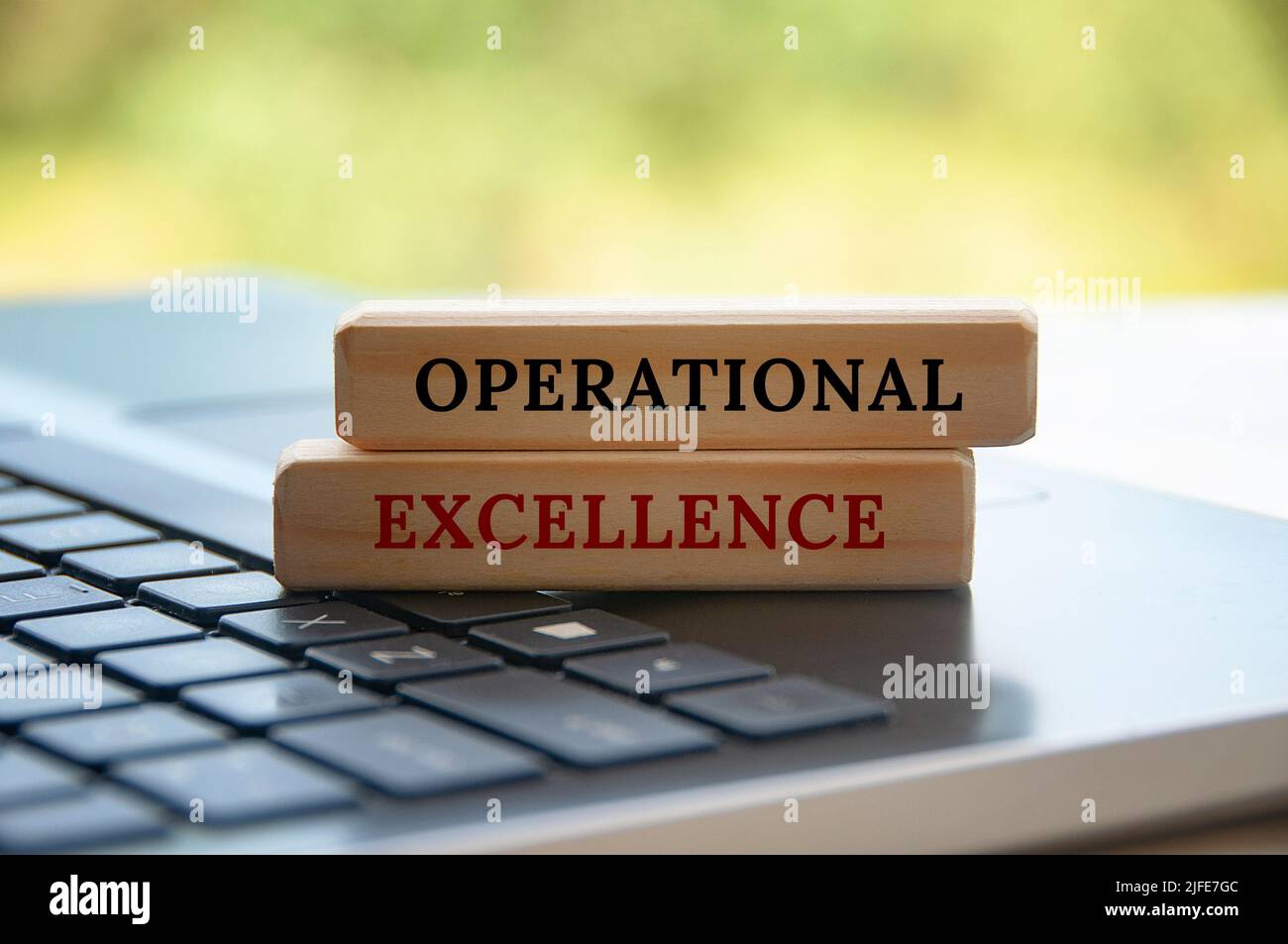 Operational Excellence-Text auf Holzblöcken auf einem Laptop. Geschäftsstrategiekonzept Stockfoto
