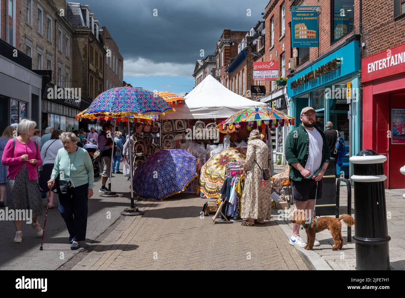Farbenfroher Straßenmarkt in Winchester High Street, Hampshire, England, Großbritannien Stockfoto