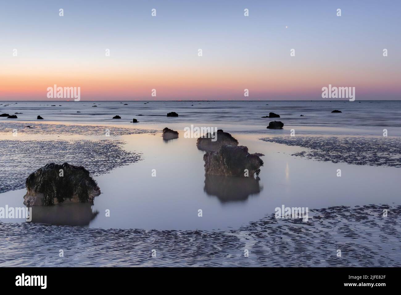 Felsen am Bognor Regis Strand vor Tagesanbruch Stockfoto