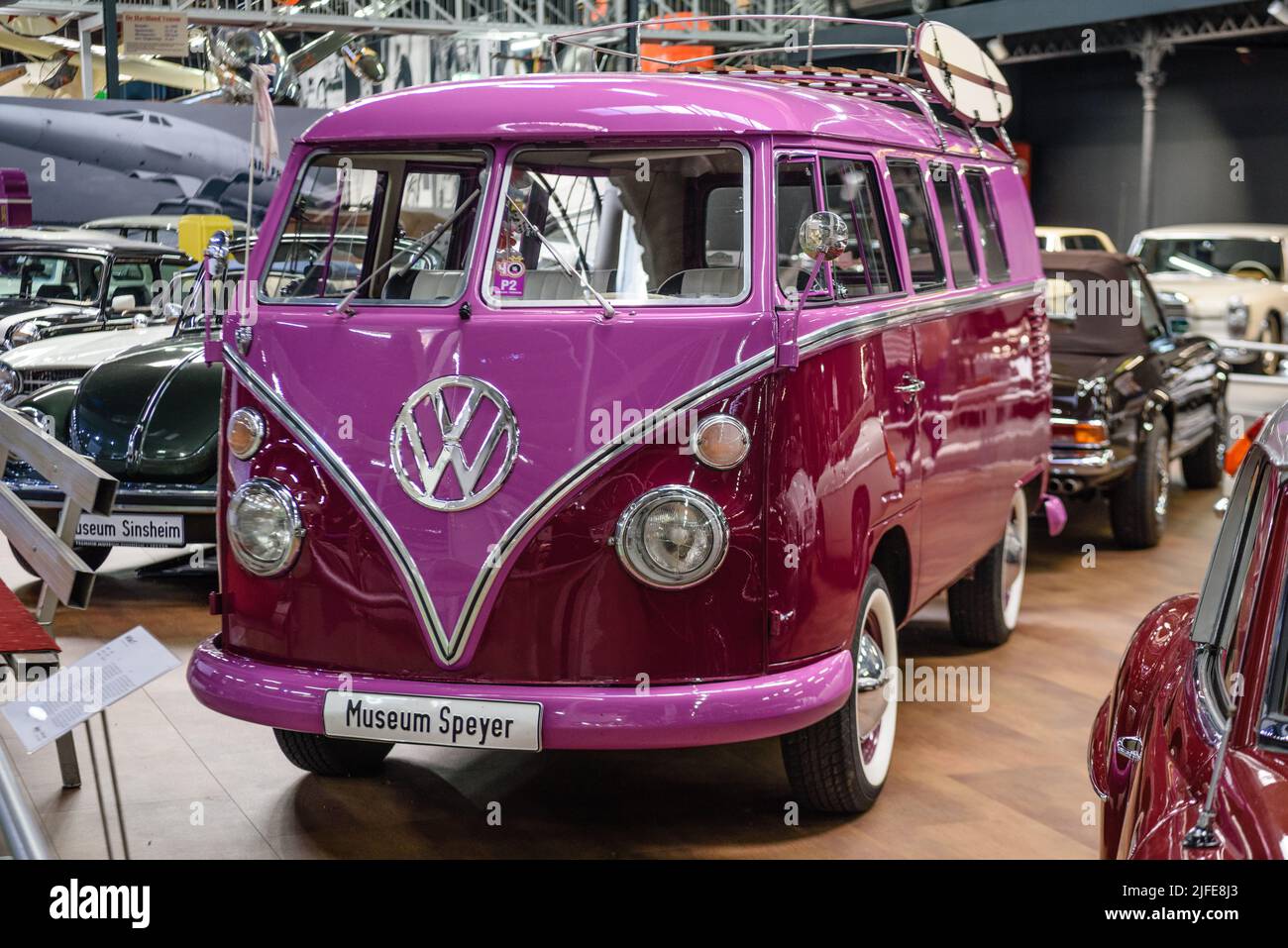 SINSHEIM, DEUTSCHLAND - MAI 2022: Pink violett violett Volskwagen VW Bus T1 1866 48PS Stockfoto