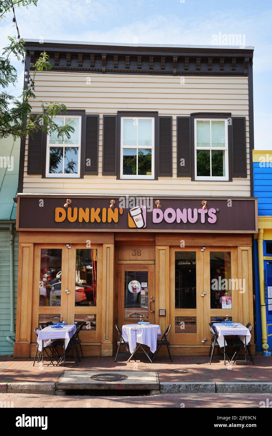 Dunkin' Donuts in Annapolis, Maryland, USA. Straßencafé mit Kaffee und Donuts in der historischen Innenstadt. Stockfoto