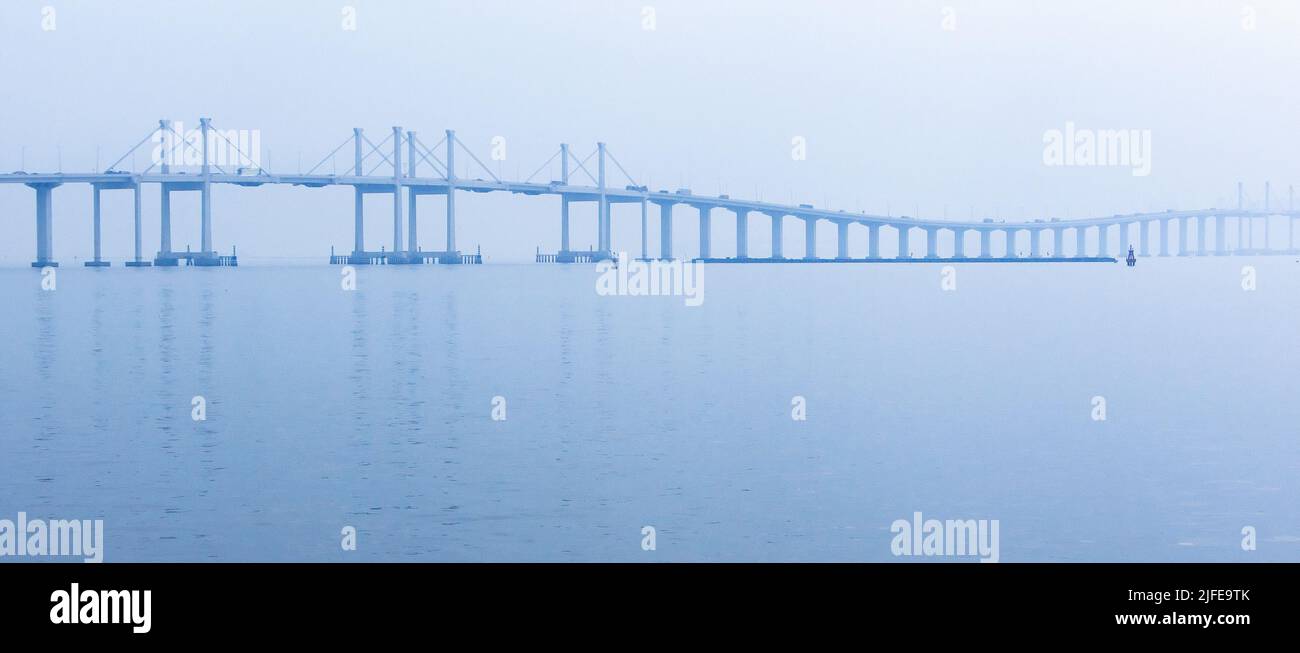 Panoramablick über die Brücke Hong Kong-Zhuhai-Macau bei Sonnenaufgang Stockfoto