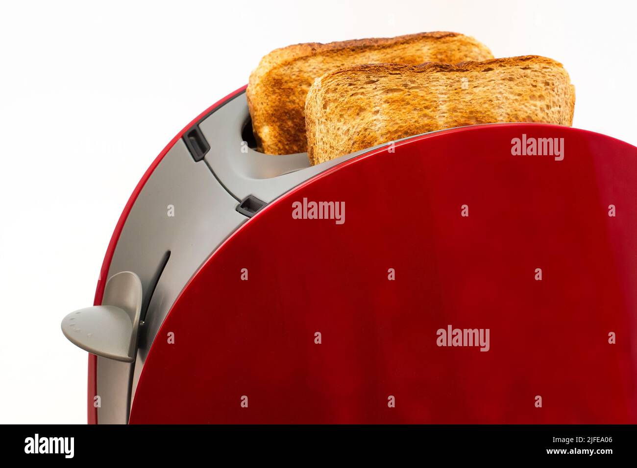 Toaster mit geröstetem Brot isoliert auf weißem Hintergrund, Küchenausstattung. Nahaufnahme. Seitenansicht Stockfoto