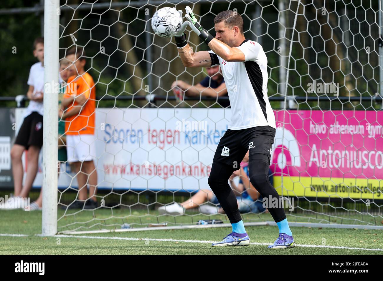 GOUDA, NIEDERLANDE - 2. JULI: Aufwärmen von Tim Coremans von Sparta Rotterdam während des Vorsaison-Freundschaftsspiel zwischen Gouds Sterrenteam und Sparta Rotterdam bei Jodan Boys am 2. Juli 2022 in Gouda, Niederlande (Foto von Hans van der Valk/Orange Picics) Credit: Orange Pics BV/Alamy Live News Stockfoto