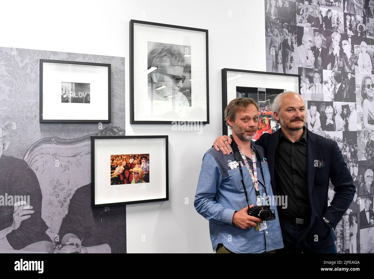 Prag, Tschechische Republik. 02.. Juli 2022. Von links: Der Autor der Fotografien Michal Cizek und der künstlerische Leiter des Festivals Karel Och posieren während der Eröffnung der Ausstellung Unsere Dame Doctor.eine Hommage an Eva Zaoralova zu Ehren der langjährigen künstlerischen Leiterin des Festivals, Im Rahmen des Internationalen Filmfestivals Karlovy Vary (KVIFF) 56. am 2.. Juli 2022 in Karlsbad, Tschechische Republik. Eva Zaoralova starb in diesem Jahr. Kredit: Katerina Sulova/CTK Foto/Alamy Live Nachrichten Stockfoto