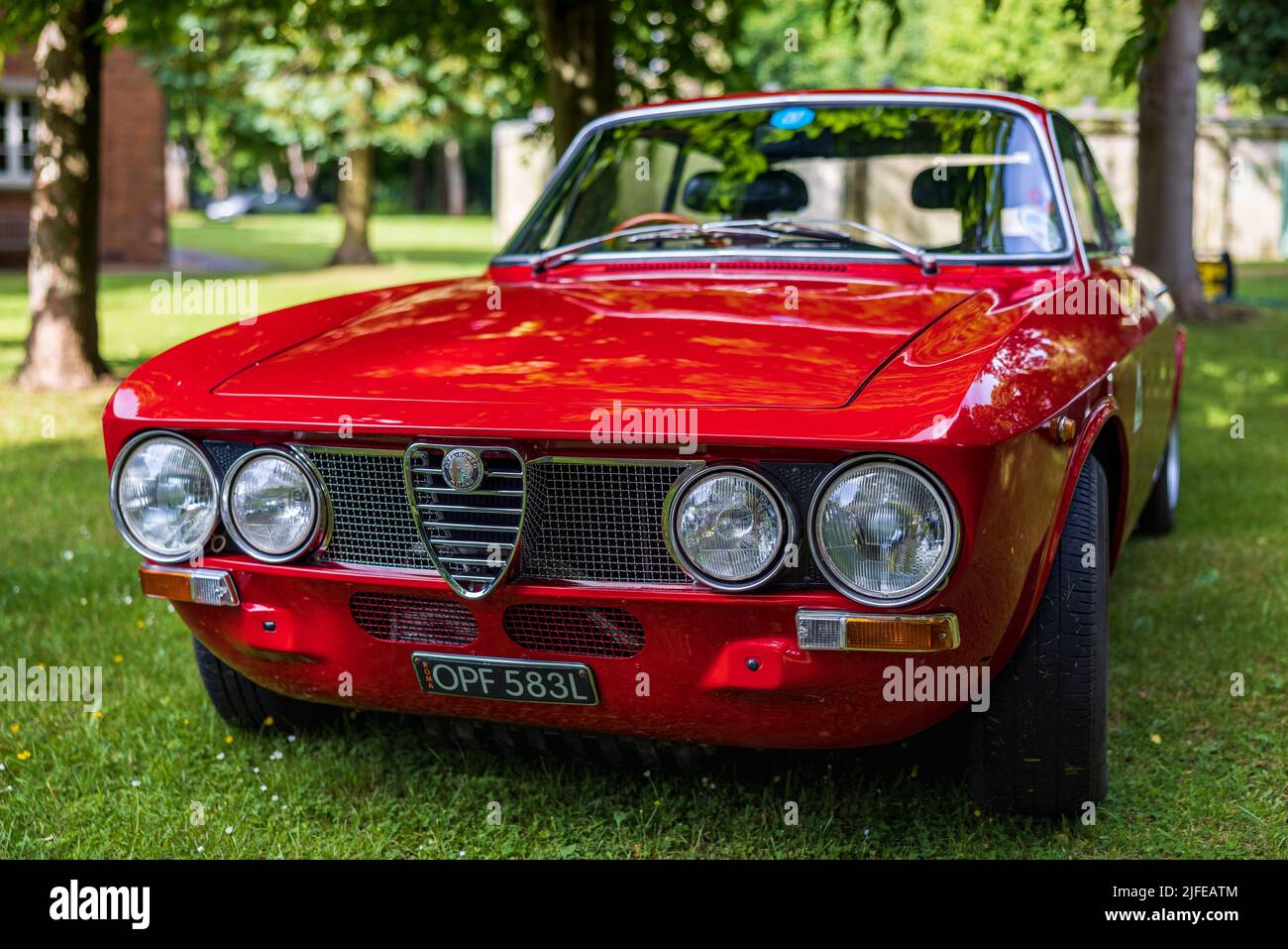1972 Alfa Romeo GTV ‘OPF 583L’ wird auf der Juni-Bicester-Scramble im Bicester Heritage Center am 19.. Juni 2022 ausgestellt Stockfoto