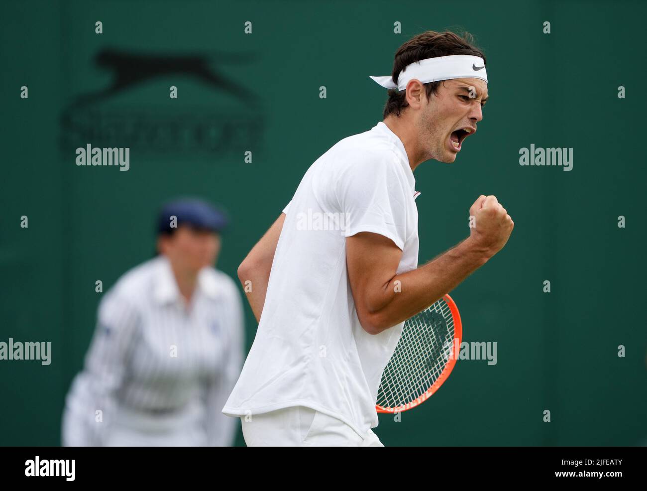 Der US-Amerikaner Taylor Fritz im Einsatz gegen den slowakischen Alex Molcan am sechsten Tag der Wimbledon Championships 2022 beim All England Lawn Tennis and Croquet Club in Wimbledon. Bilddatum: Samstag, 2. Juli 2022. Stockfoto