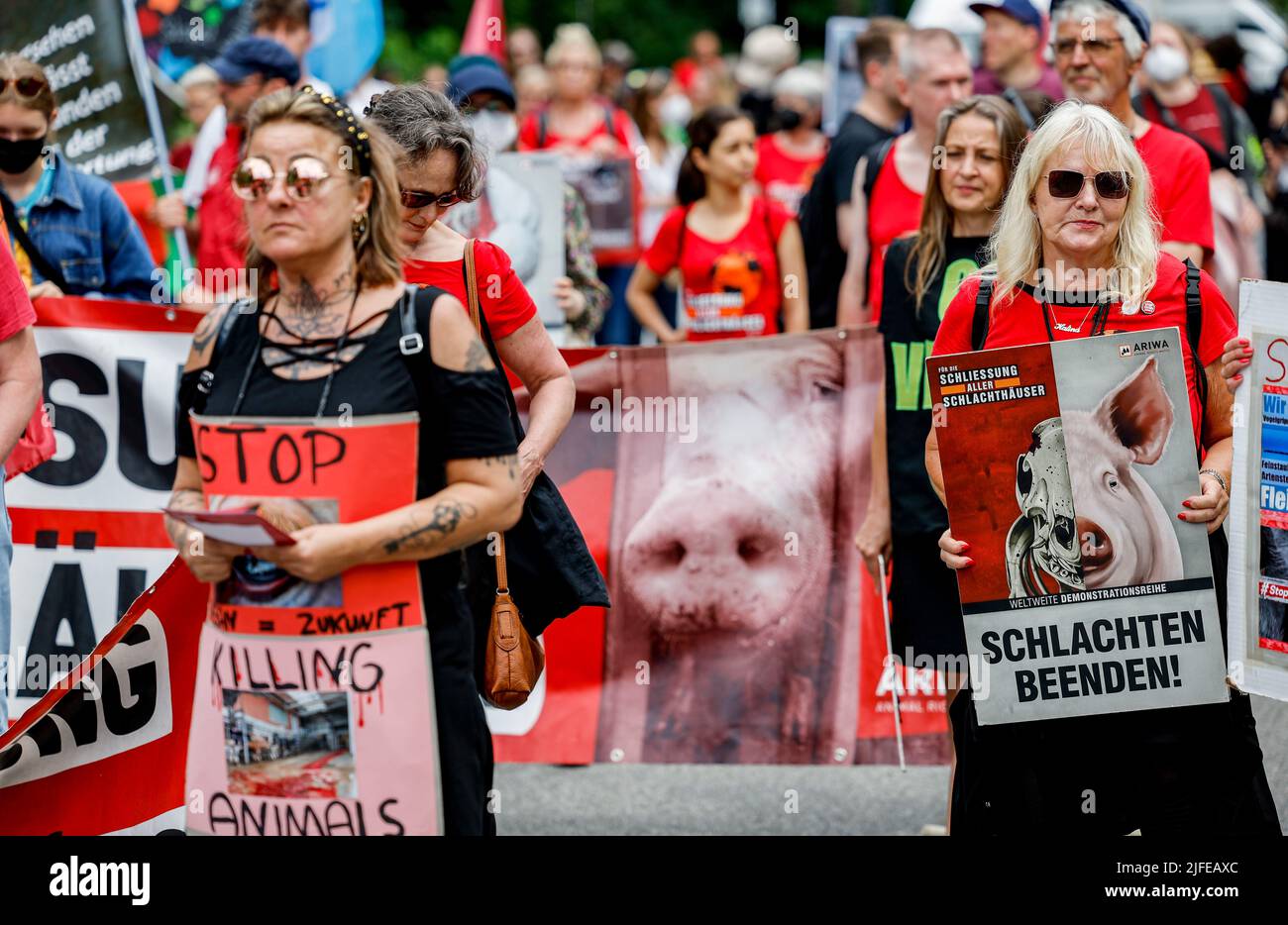 Hamburg, Deutschland. 02.. Juli 2022. Die Teilnehmer einer Demonstration von Animal Right Watch für die Schließung von Schlachthöfen tragen Plakate mit den Aufschrift „Stop killing Animals“ und „End Slaughter“ in ihren Händen. Quelle: Axel Heimken/dpa/Alamy Live News Stockfoto