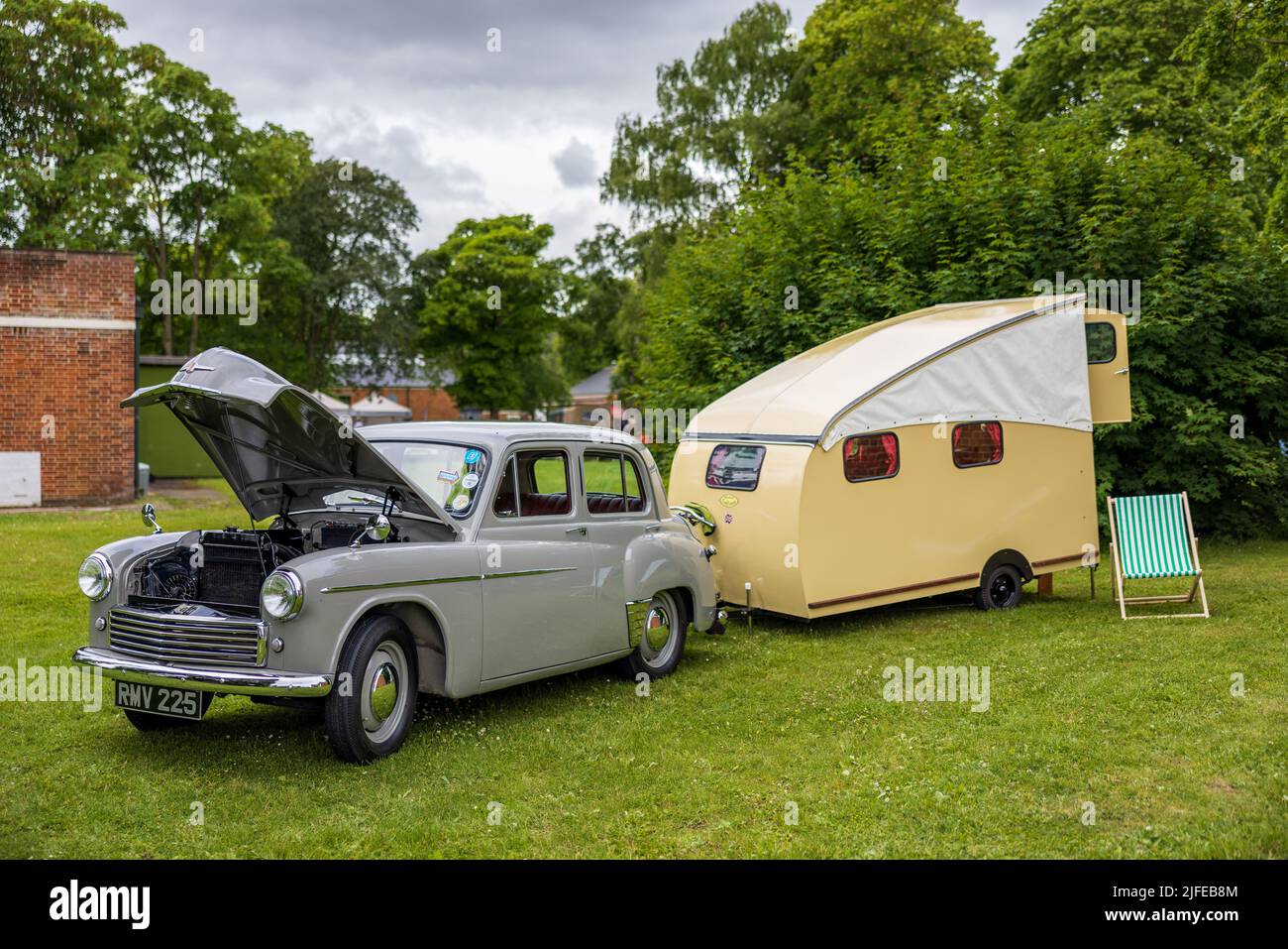 1952 Hillman Minx & Wessex Craftsman Caravan auf der Juni Scramble im Bicester Heritage Center am 19.. Juni 2022 ausgestellt Stockfoto