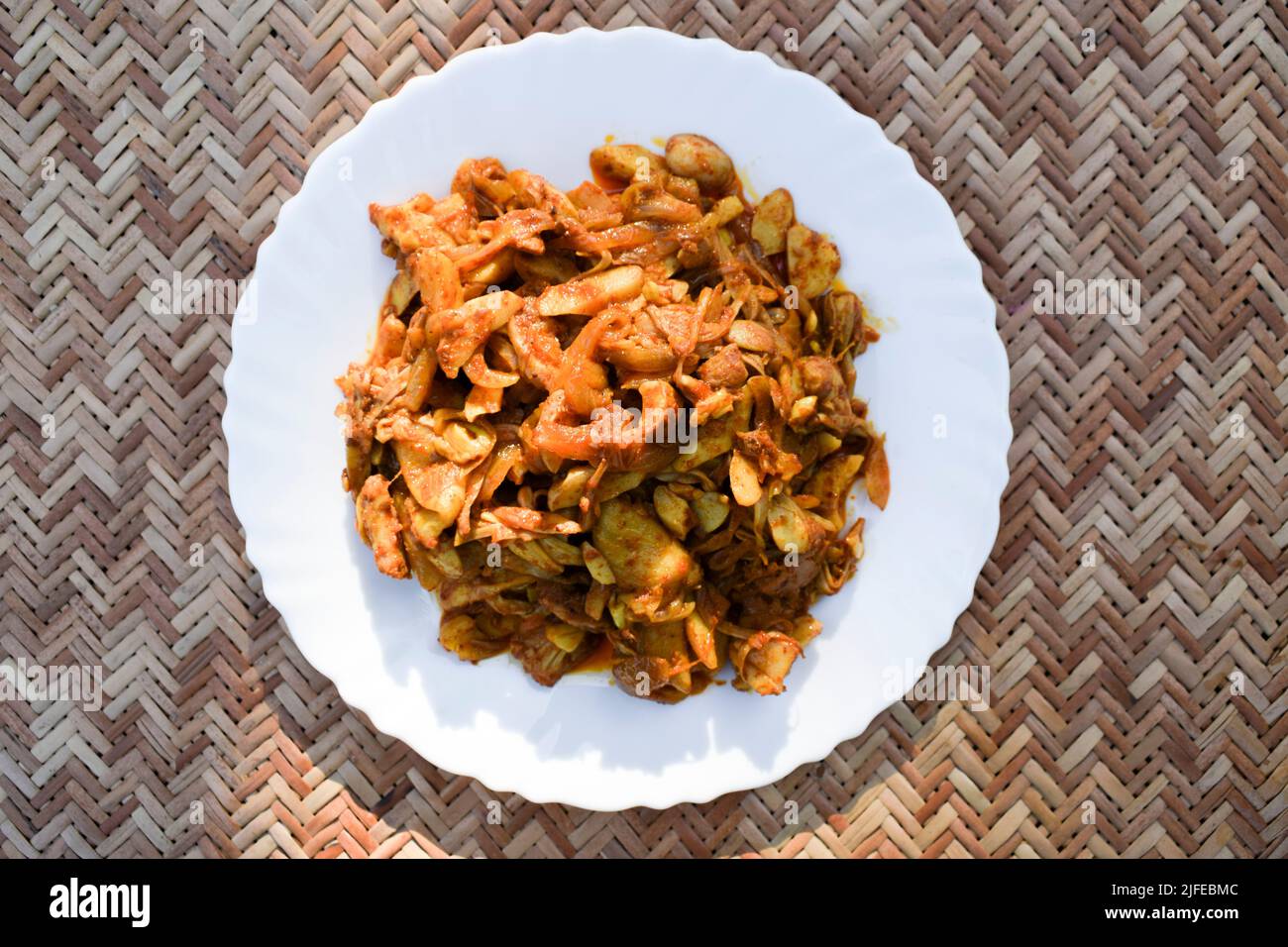 Jackfrucht-Rührbraten mit einem „Fritteuse“ oder Kathal KI sabji. Indische köstliche Beilage. Authentisches hausgemachtes asiatisches Gemüse, das mit Masalas gekocht wird. Stockfoto