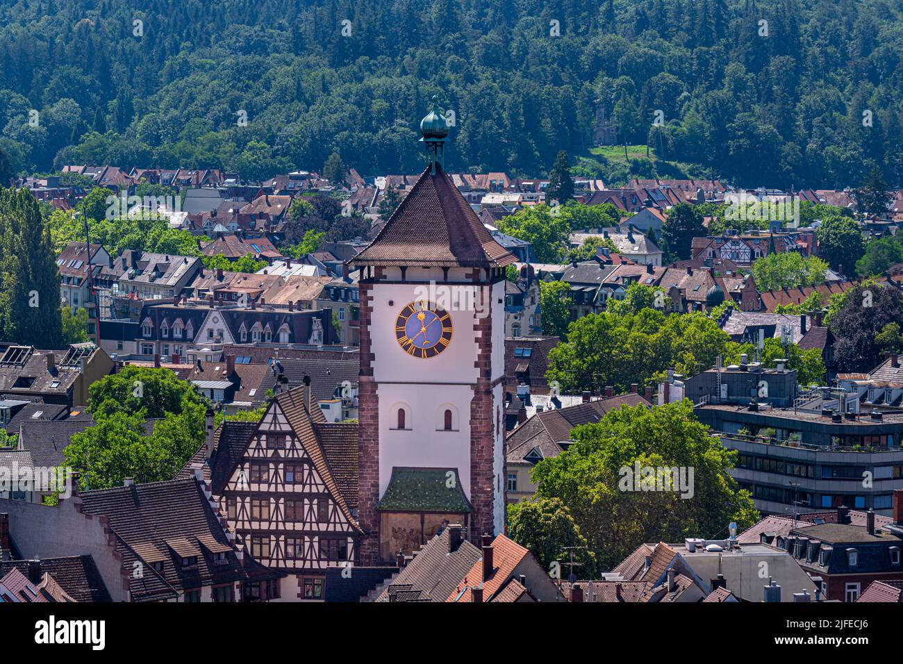 Blick vom Freiburger Münster über Freiburg auf den alten Schwabentor-Turm. Baden Württemberg, Deutschland, Stockfoto