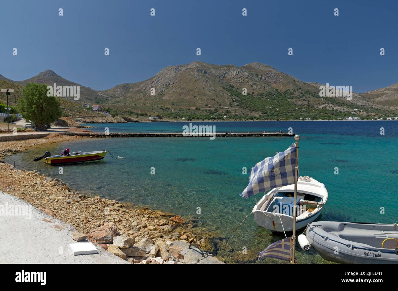 Hafen von Agios Stefanos, Insel Tilos, Dodekanes, Griechenland. In Der Nähe Von Faros Taverna. Stockfoto