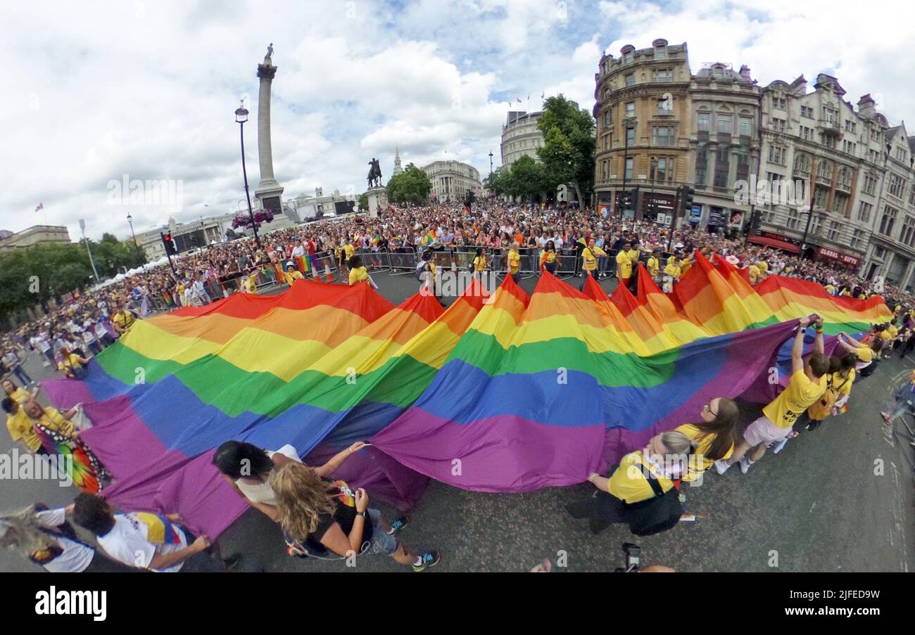 London, Großbritannien. 2.. Juli 2022. Riesige Regenbogenfahne, die am Trafalgar Square bei der Pride in London Parade vorbeifährt. Mehr als 30.000 Teilnehmer nahmen an der Pride Parade in London Teil, um 50 Jahre Pride- und LGBT-Protest zu feiern. Kredit: Paul Brown/Alamy Live Nachrichten Stockfoto
