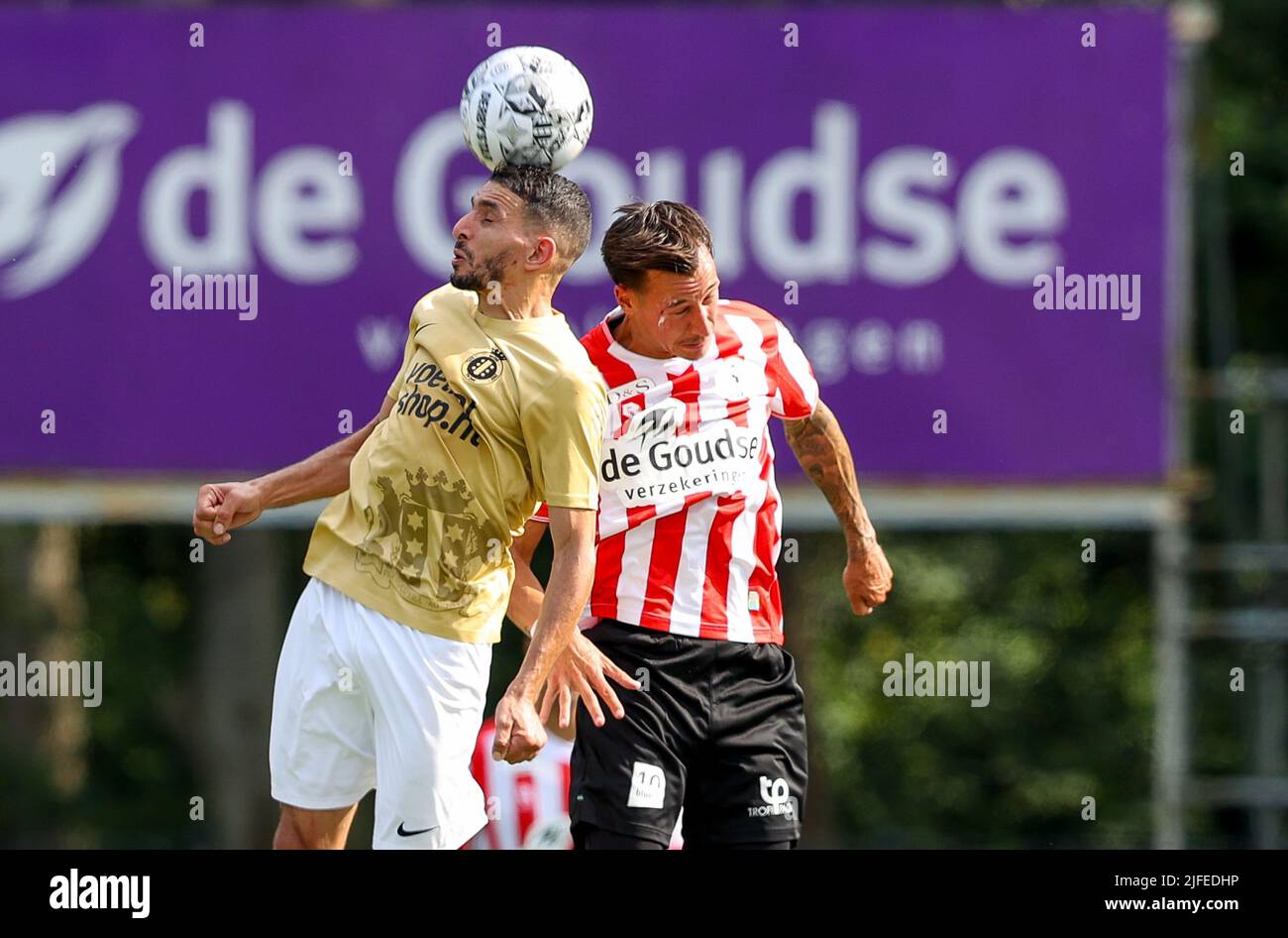 GOUDA, NIEDERLANDE - 2. JULI: Khalid Khouaki von Gouds Sterreteam, Mario Engels von Sparta Rotterdam während des Vorsaison-Freundschaftsspiel zwischen Gouds Sterrenteam und Sparta Rotterdam bei Jodan Boys am 2. Juli 2022 in Gouda, Niederlande (Foto: Hans van der Valk/Orange PicBilder) Stockfoto