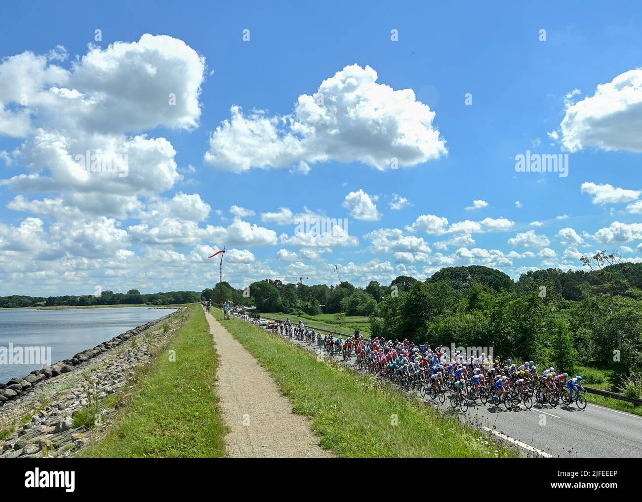 Das Hauptfeld rollt während der Tour De France, Etappe 2, Roskilde nach Nyborg, Dänemark, 1.. Juli 2022, durch die grünen Felder Dänemarks. Bild: David Stockman/Pool/Goding Images/Alamy Live News Stockfoto