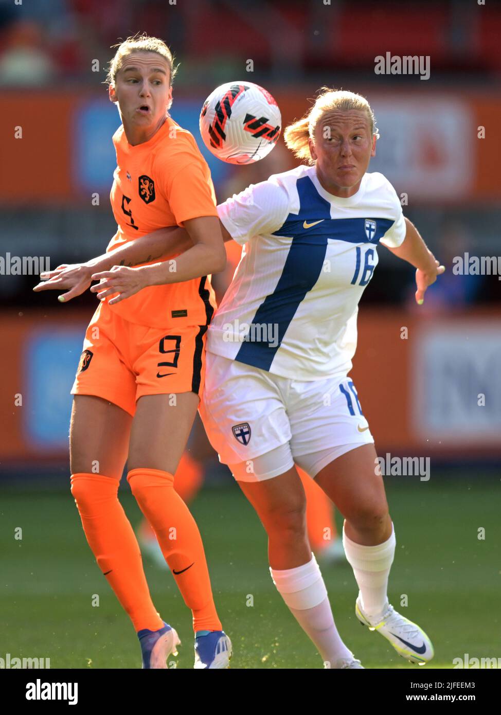ENSCHEDE - (lr) Vivianne Miedema von den Holländerinnen, Anna Westerlund von den Finninnen während des Freundschaftsspiels der Frauen zwischen den Niederlanden und Finnland im Stadion De Grolsch Veste am 2. Juli 2022 in Enschede, Niederlande. ANP GERRIT VAN COLOGNE Stockfoto